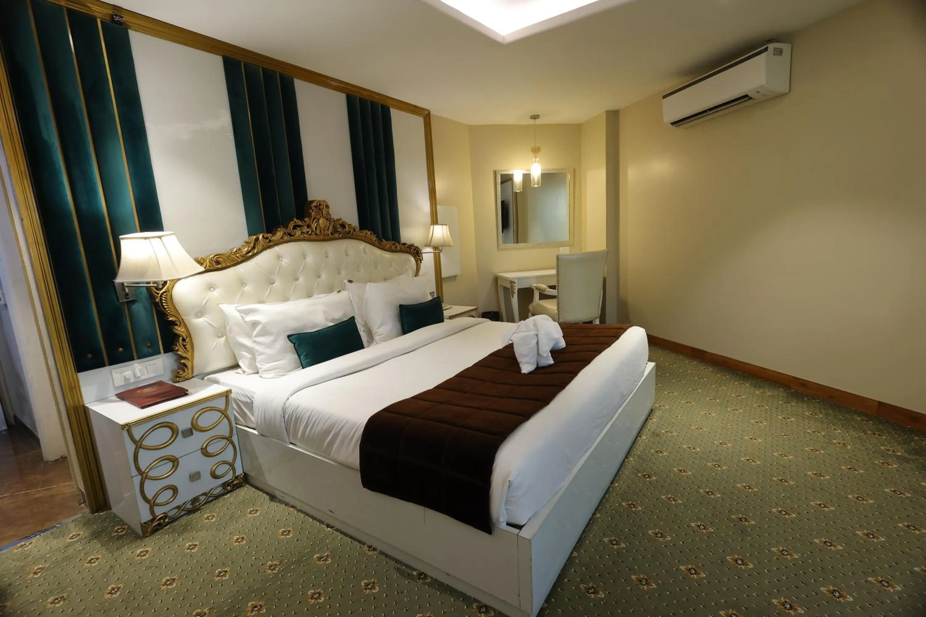 Bedroom, Bed in Airport Hotel Ramhan Palace Mahipalpur