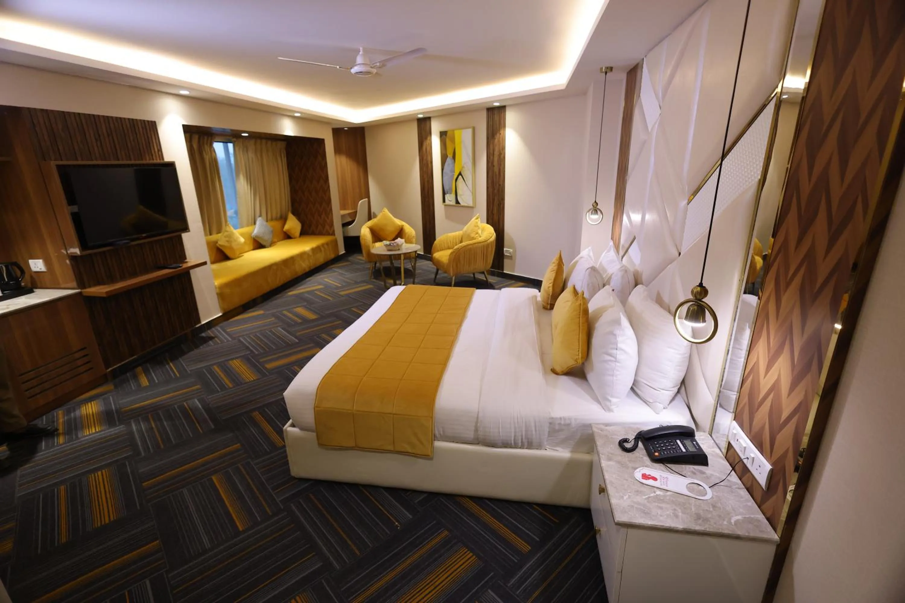 Bedroom, Bed in Airport Hotel Ramhan Palace Mahipalpur