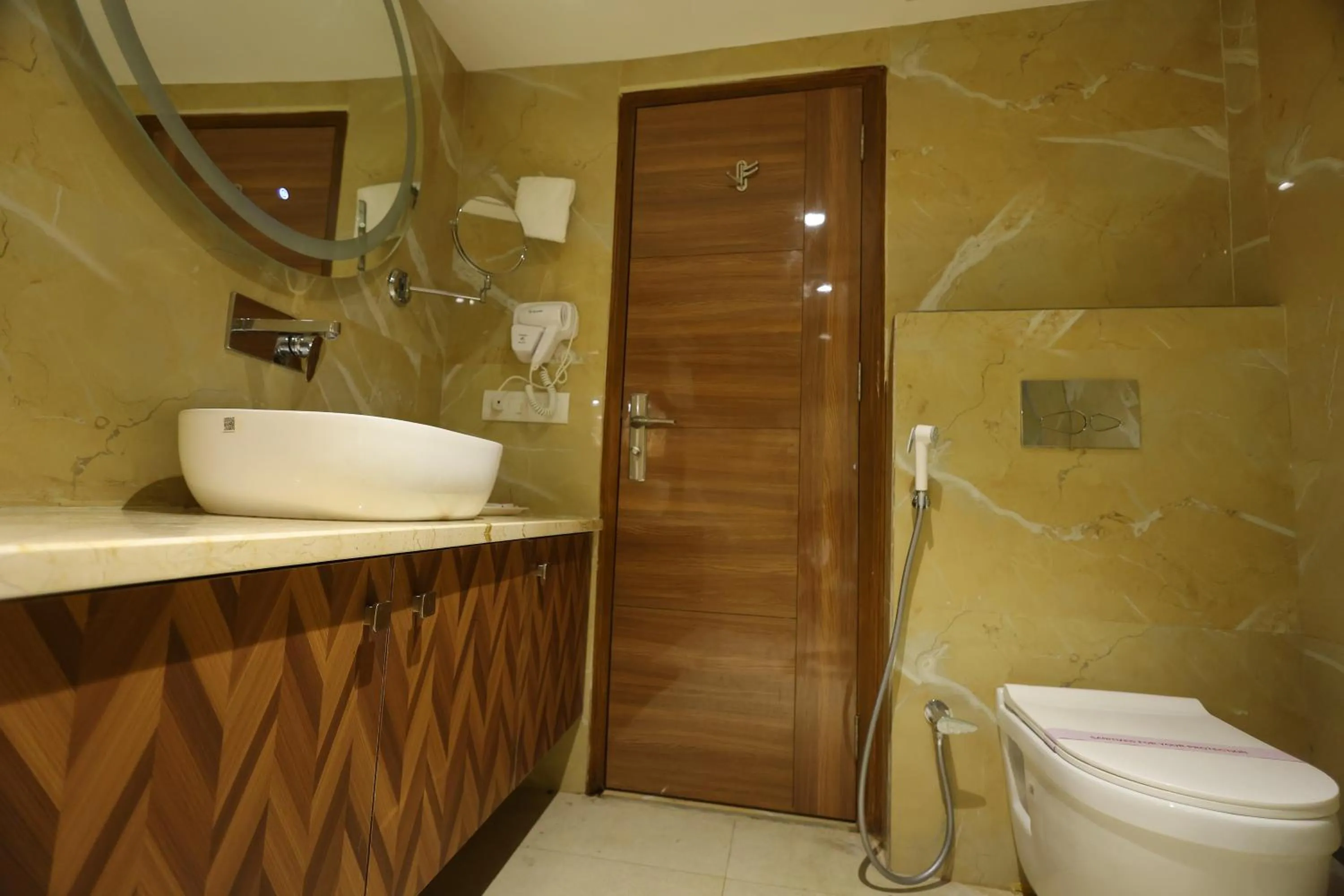 Toilet in Airport Hotel Ramhan Palace Mahipalpur