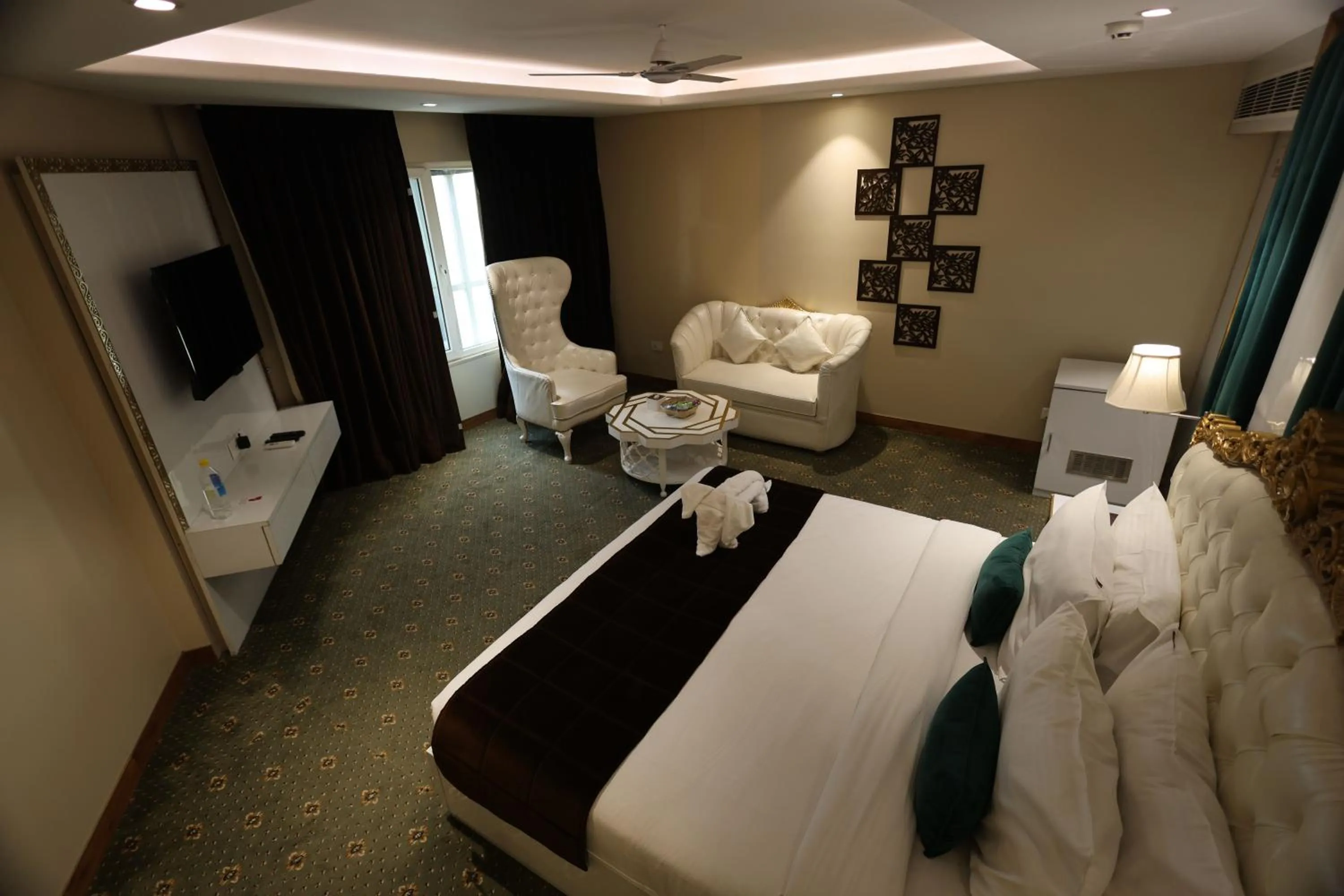 Photo of the whole room, Bed in Airport Hotel Ramhan Palace Mahipalpur