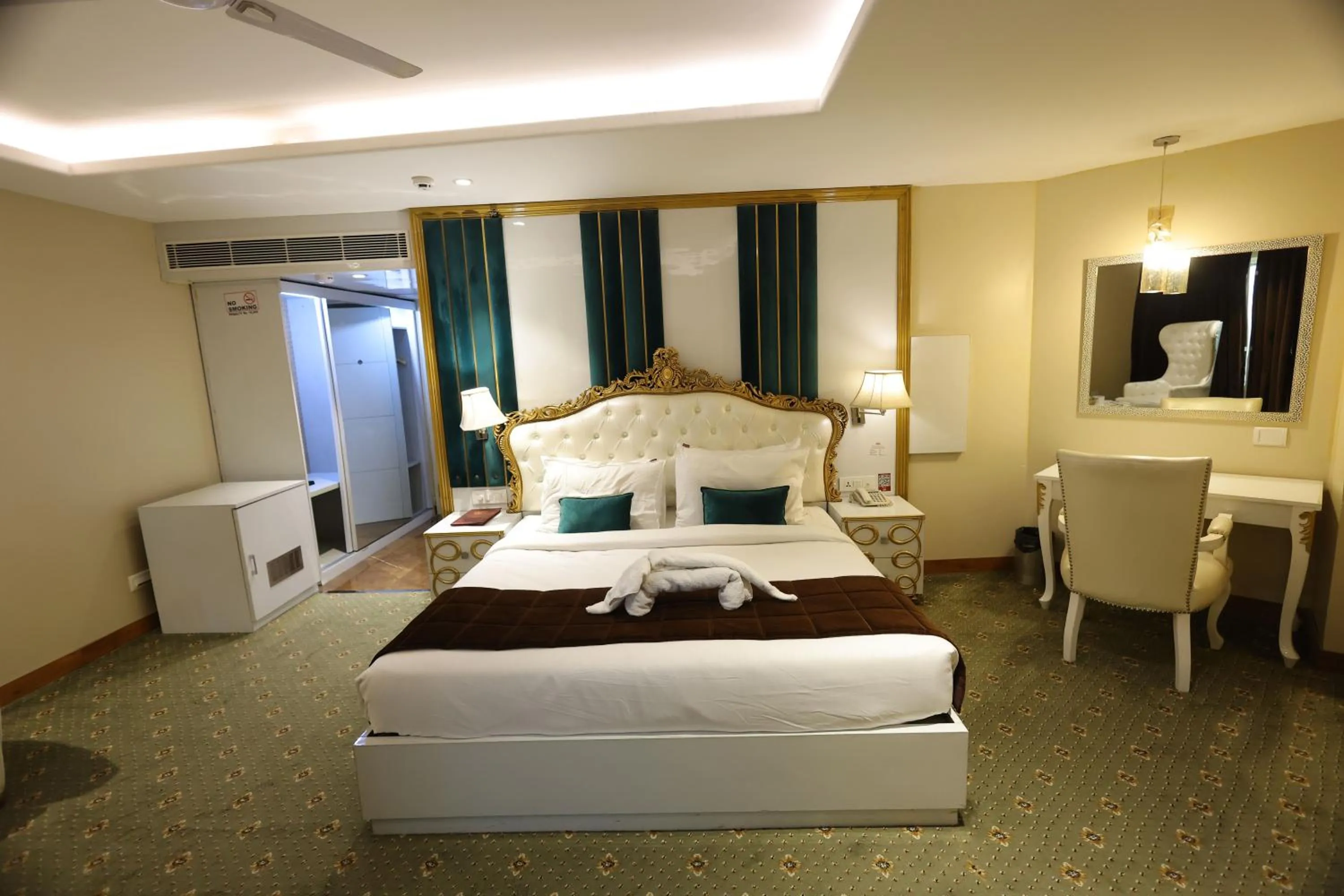 Bed in Airport Hotel Ramhan Palace Mahipalpur