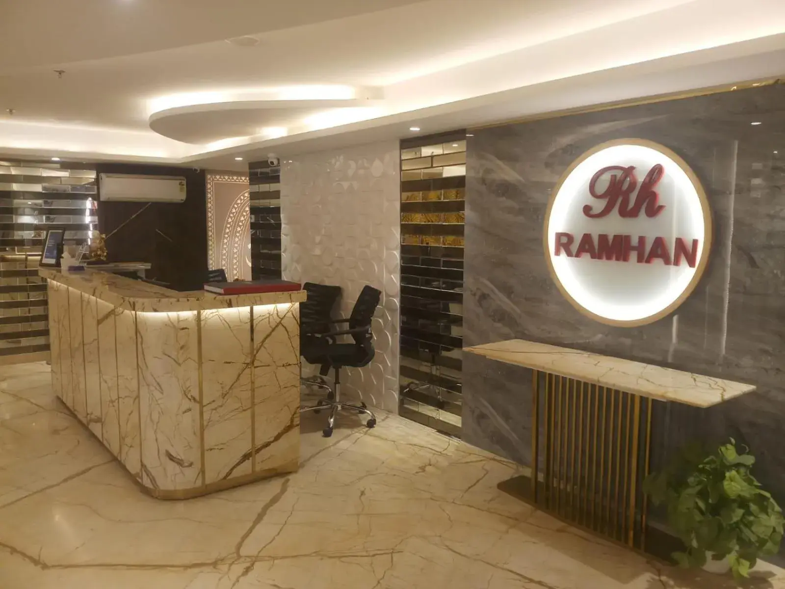 Lobby or reception in Airport Hotel Ramhan Palace Mahipalpur Lobby or reception in Airport Hotel Ramhan Palace Mahipalpur