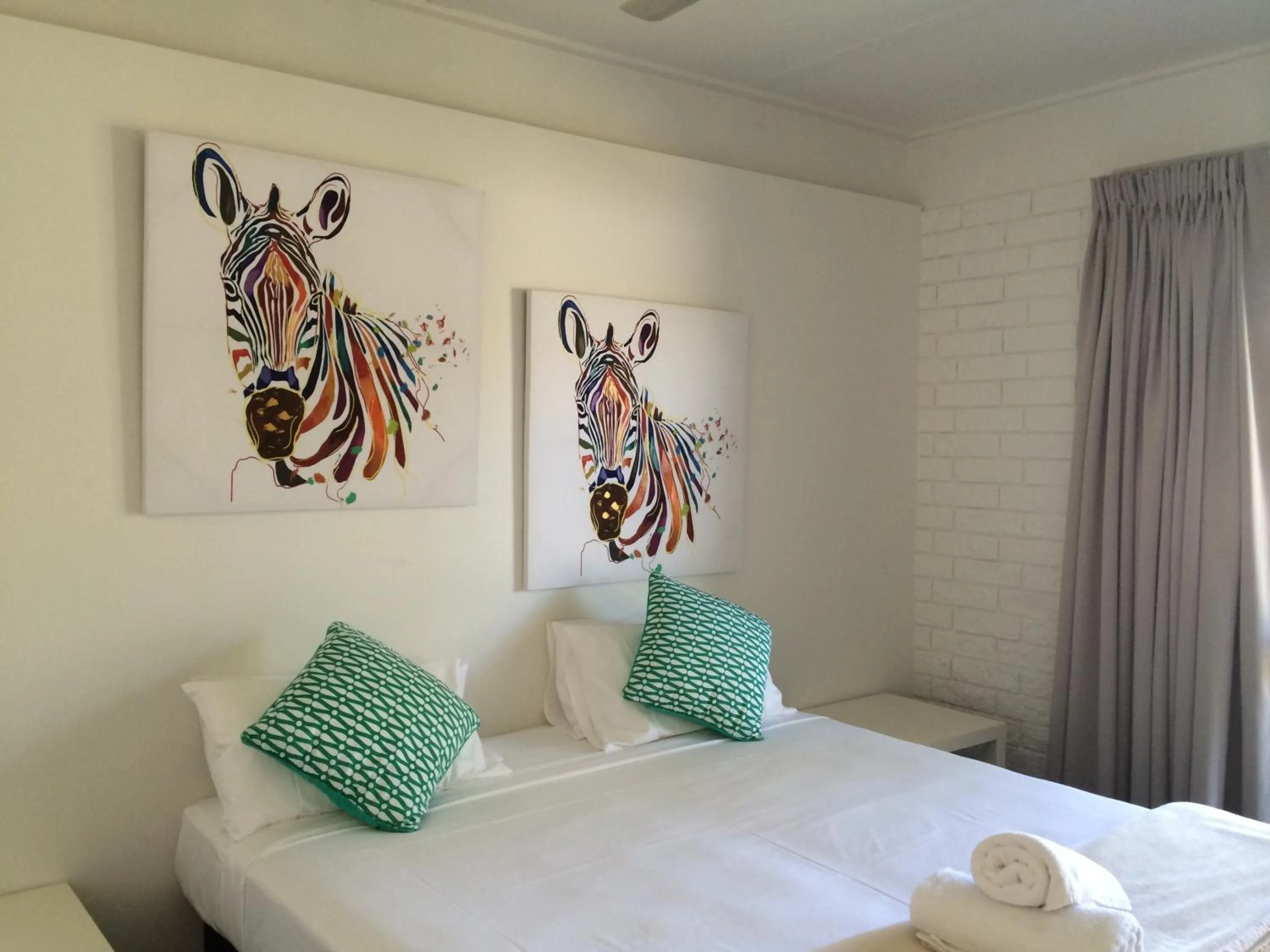 Photo of the whole room, Bed in Arcadia Village Motel