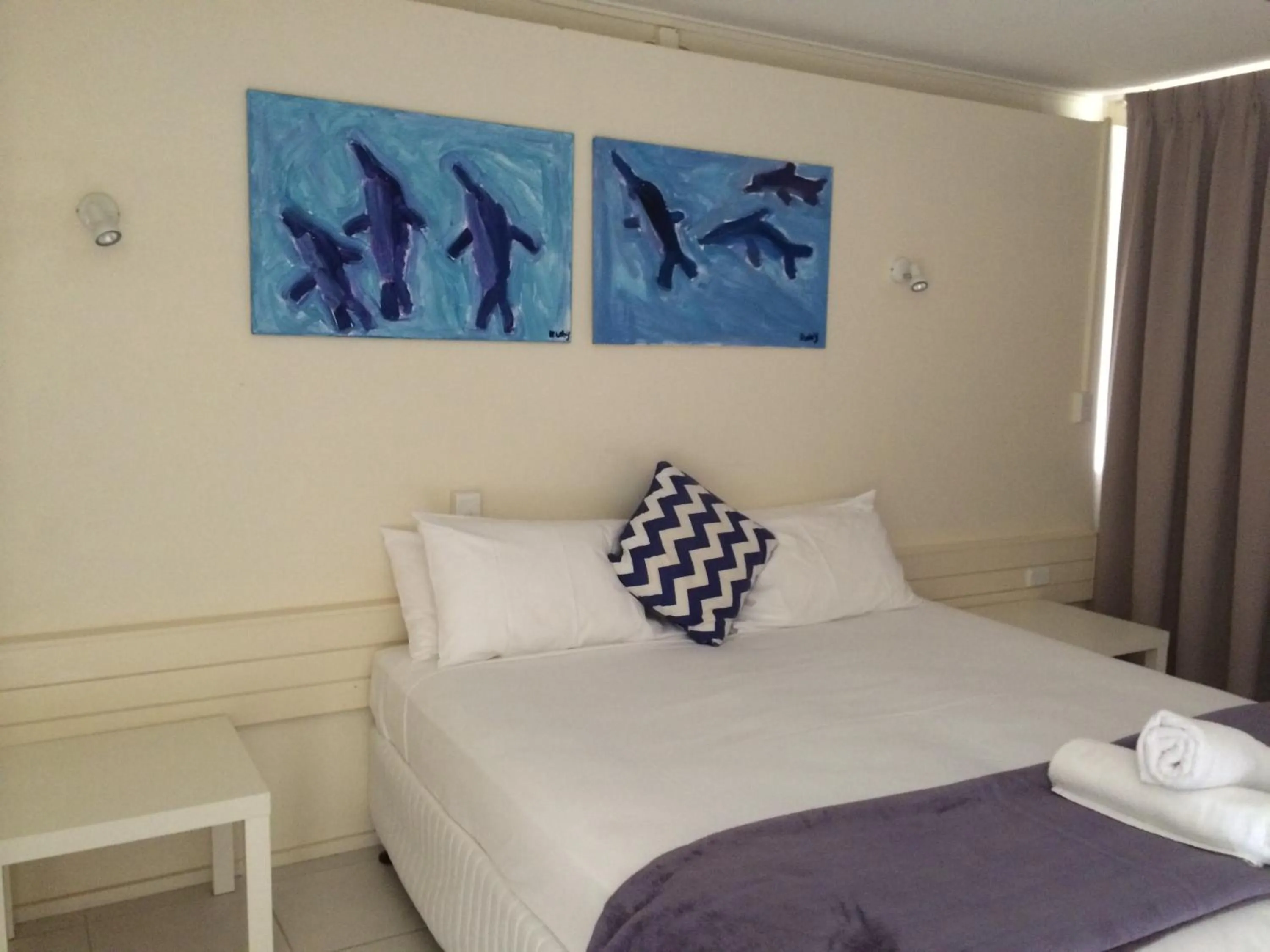 Bed in Arcadia Village Motel