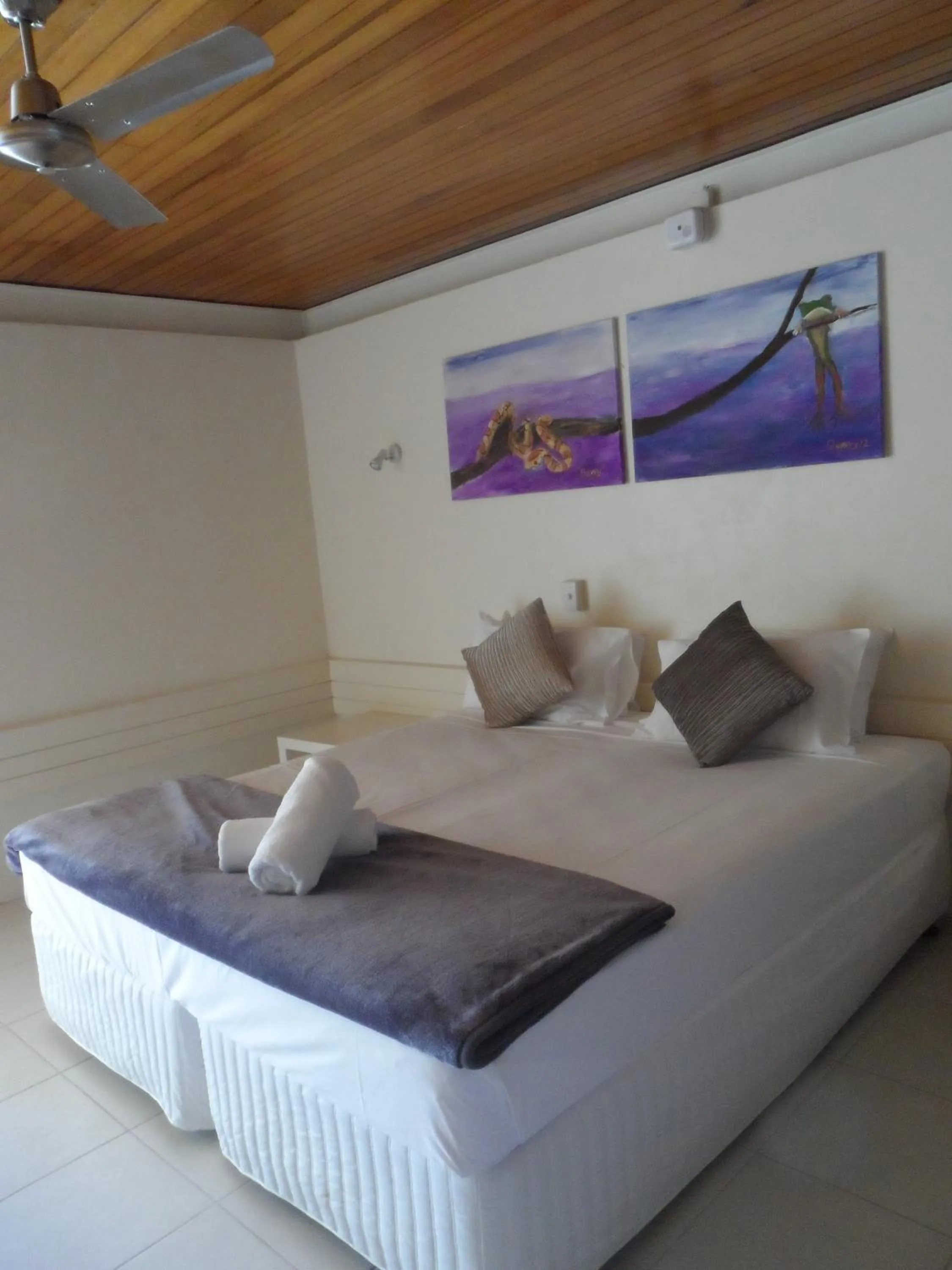 Bed in Arcadia Village Motel