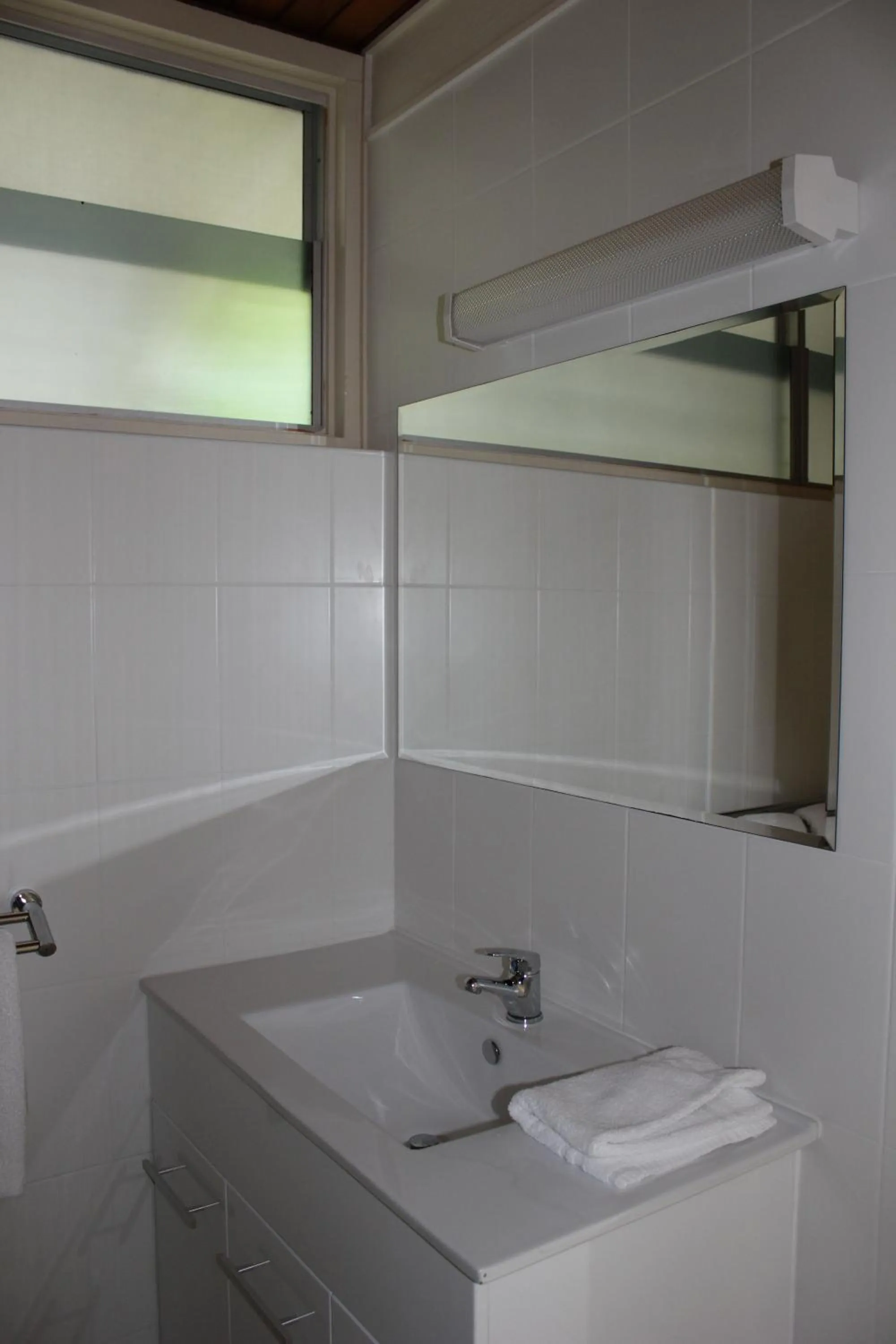 Bathroom in Arcadia Village Motel