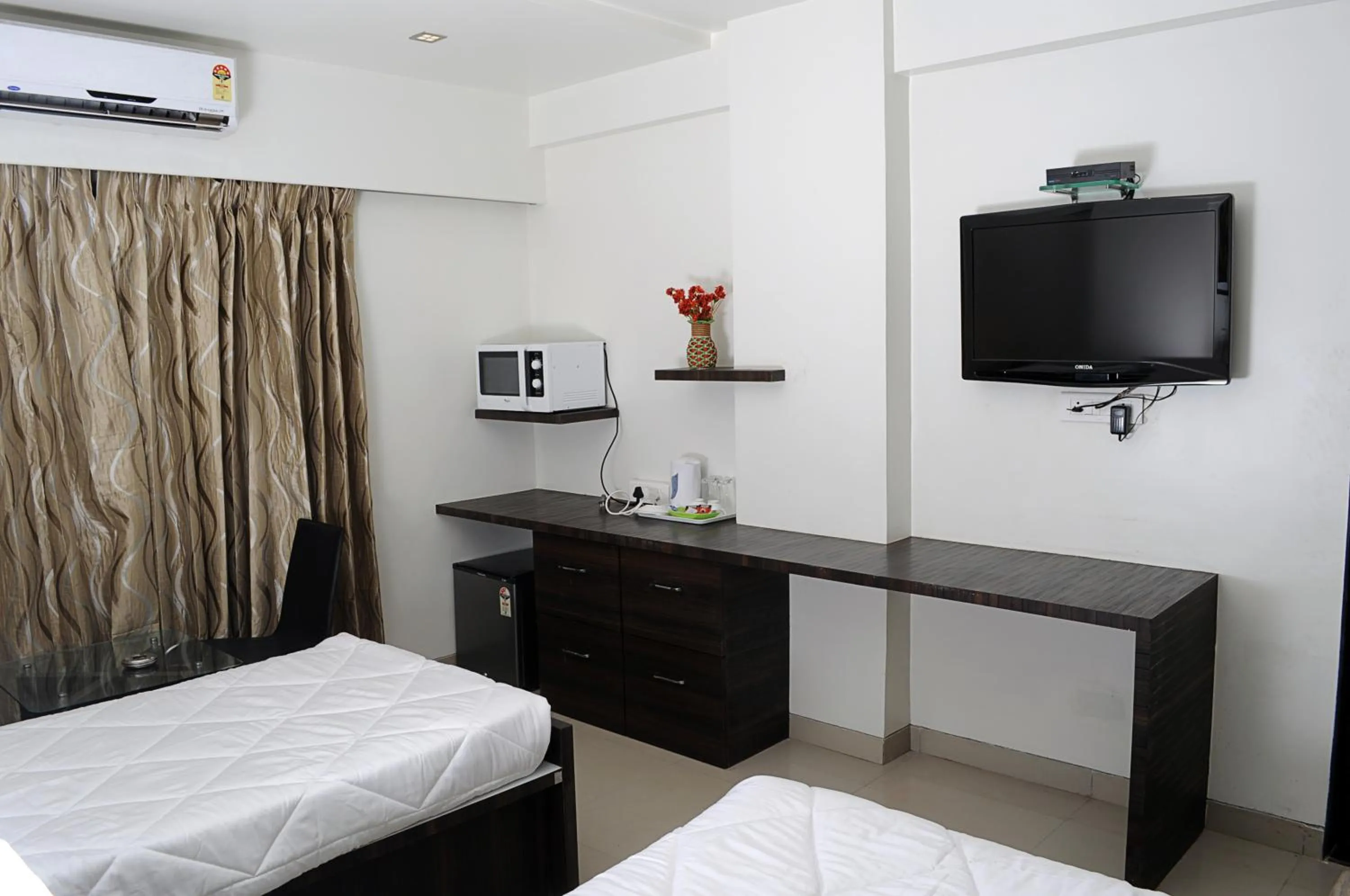 Bed in Hotel Suresh Inn