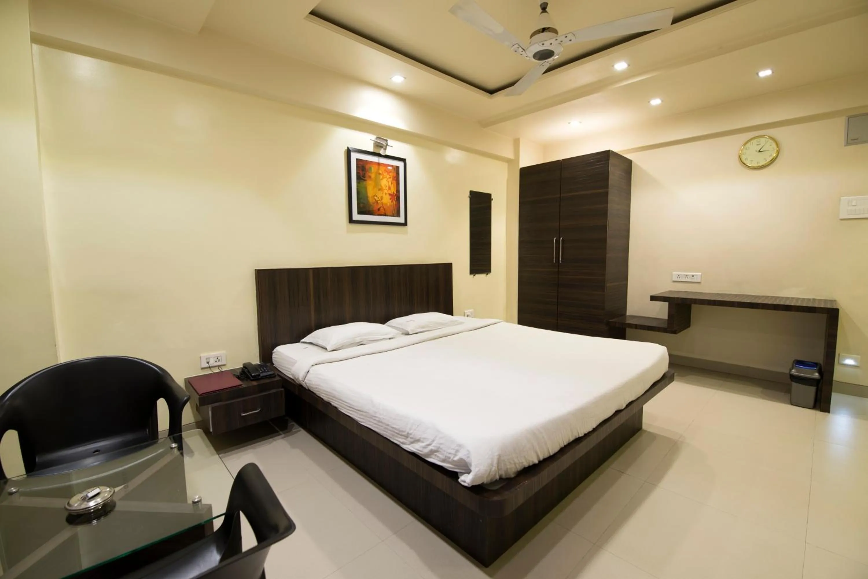 Bed in Hotel Suresh Inn