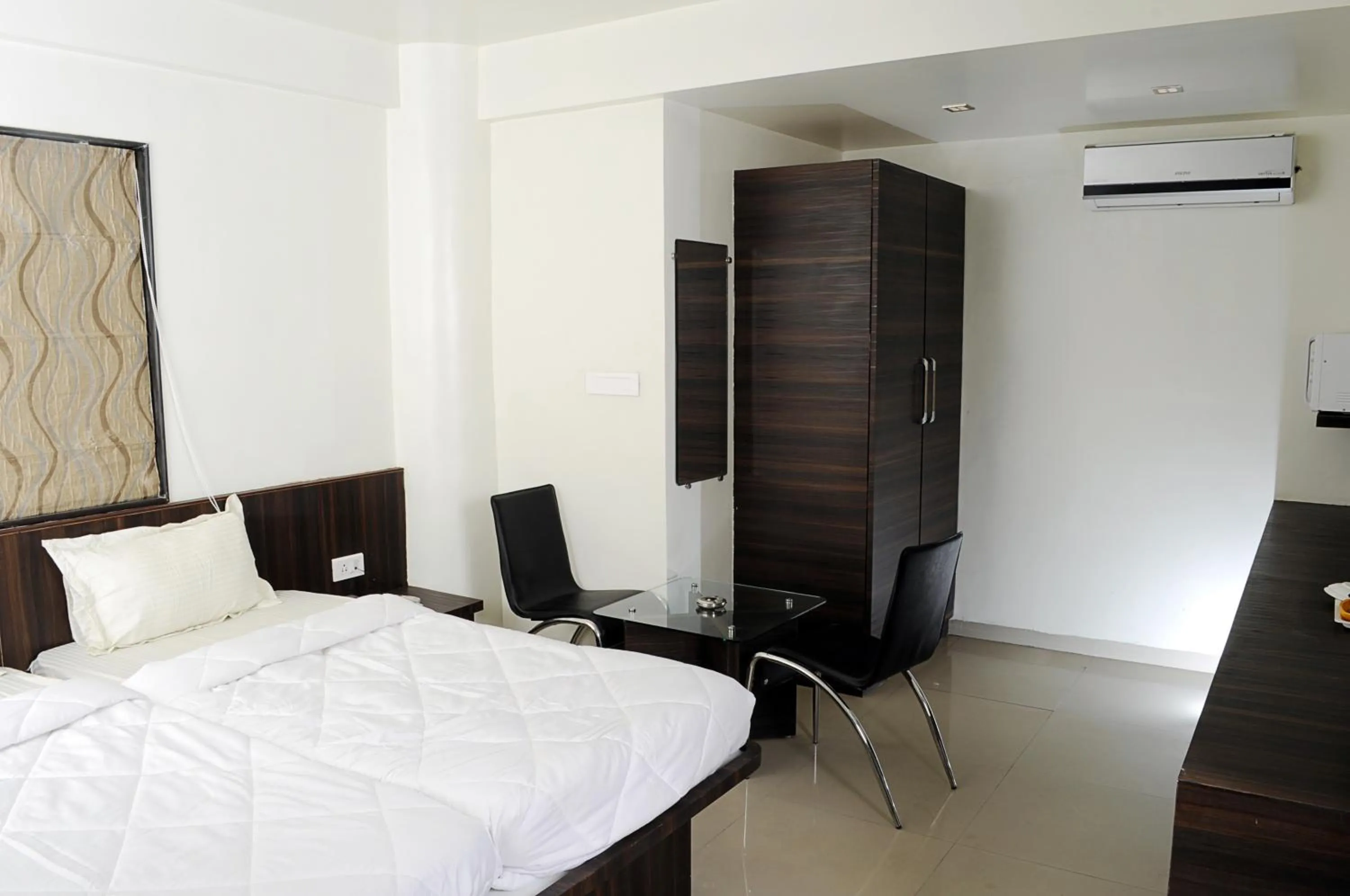 Bed in Hotel Suresh Inn