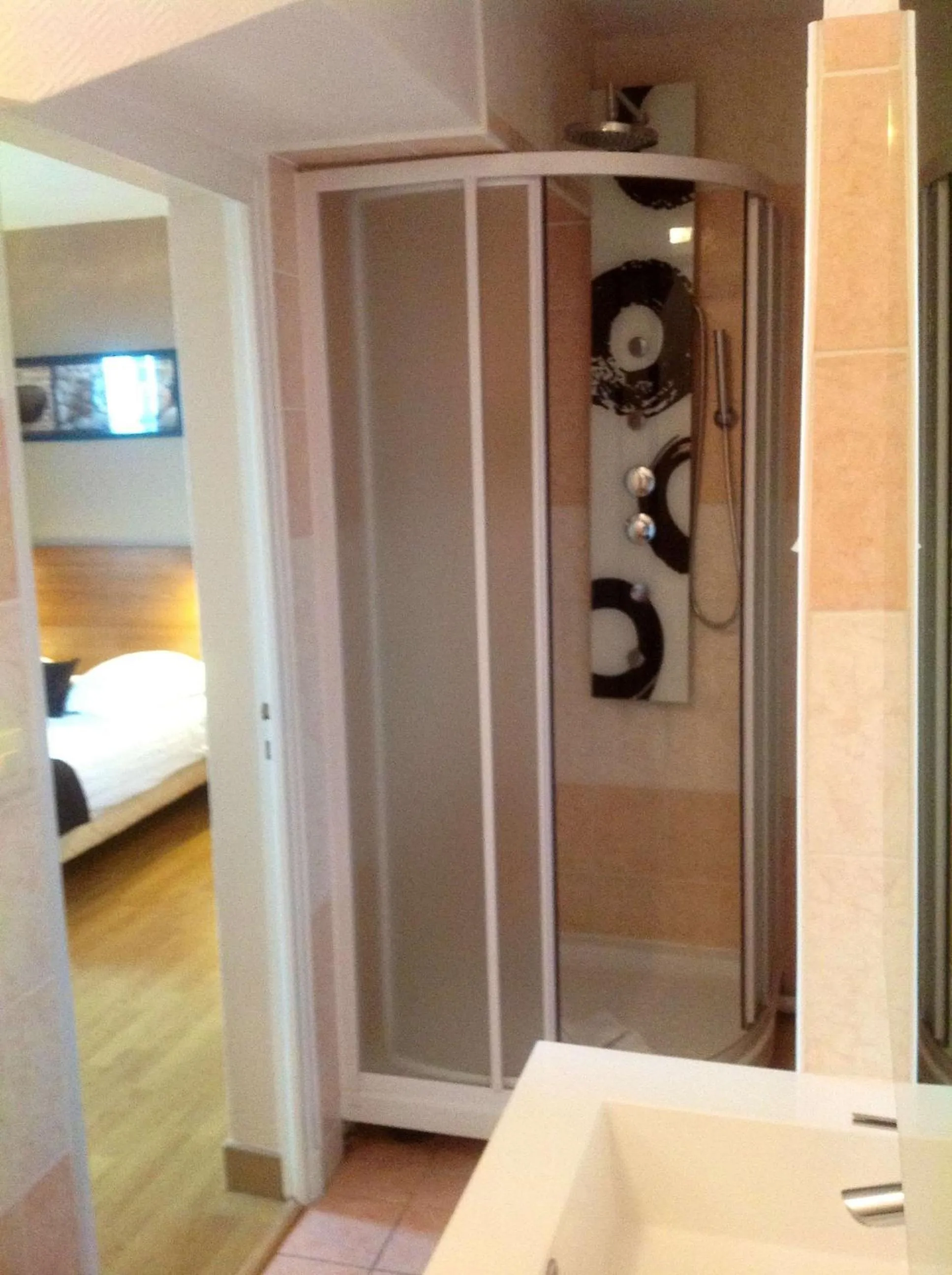 Bathroom, Bed in Brit Hotel Magdalena