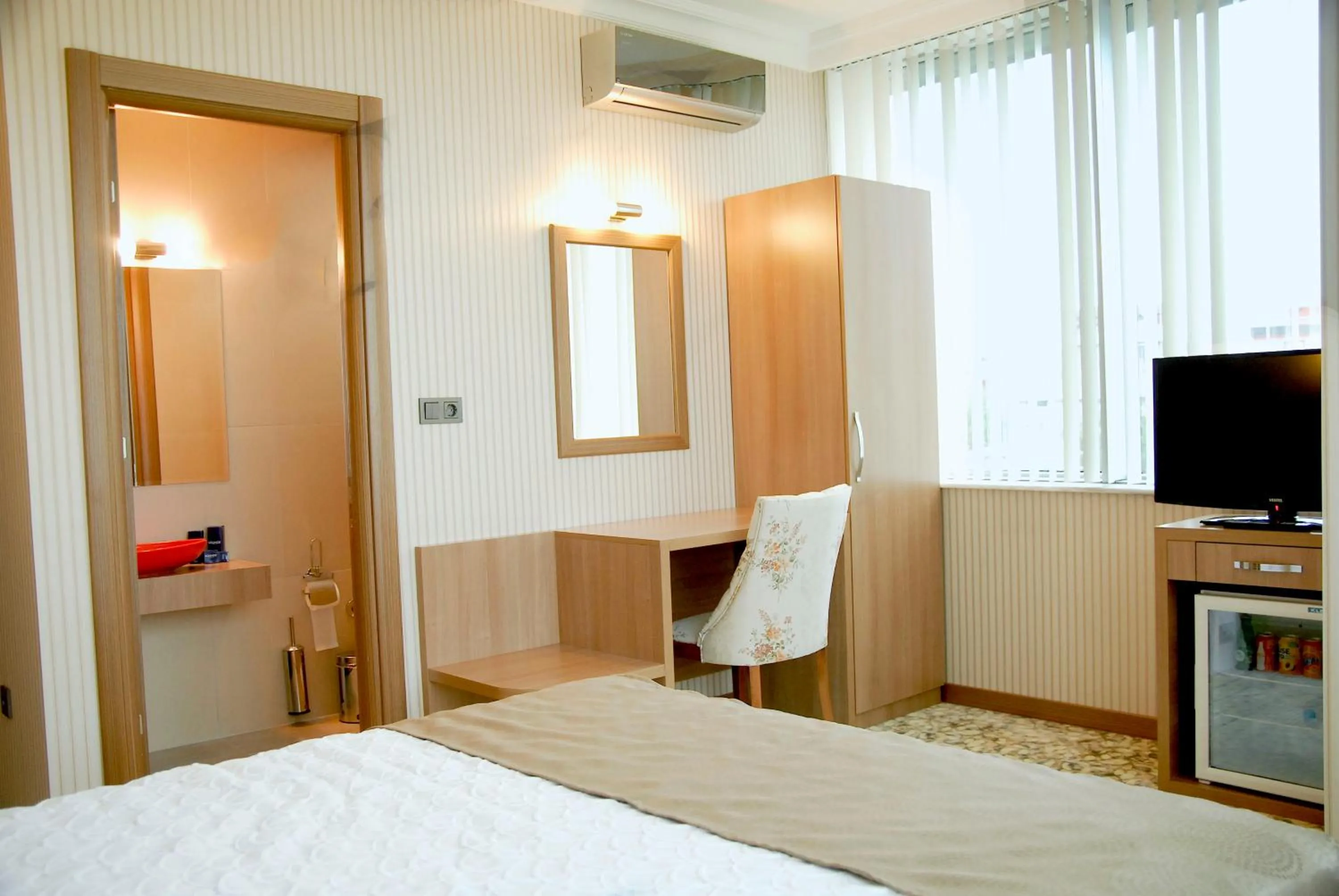 TV and multimedia, Bed in Lounge Hotel