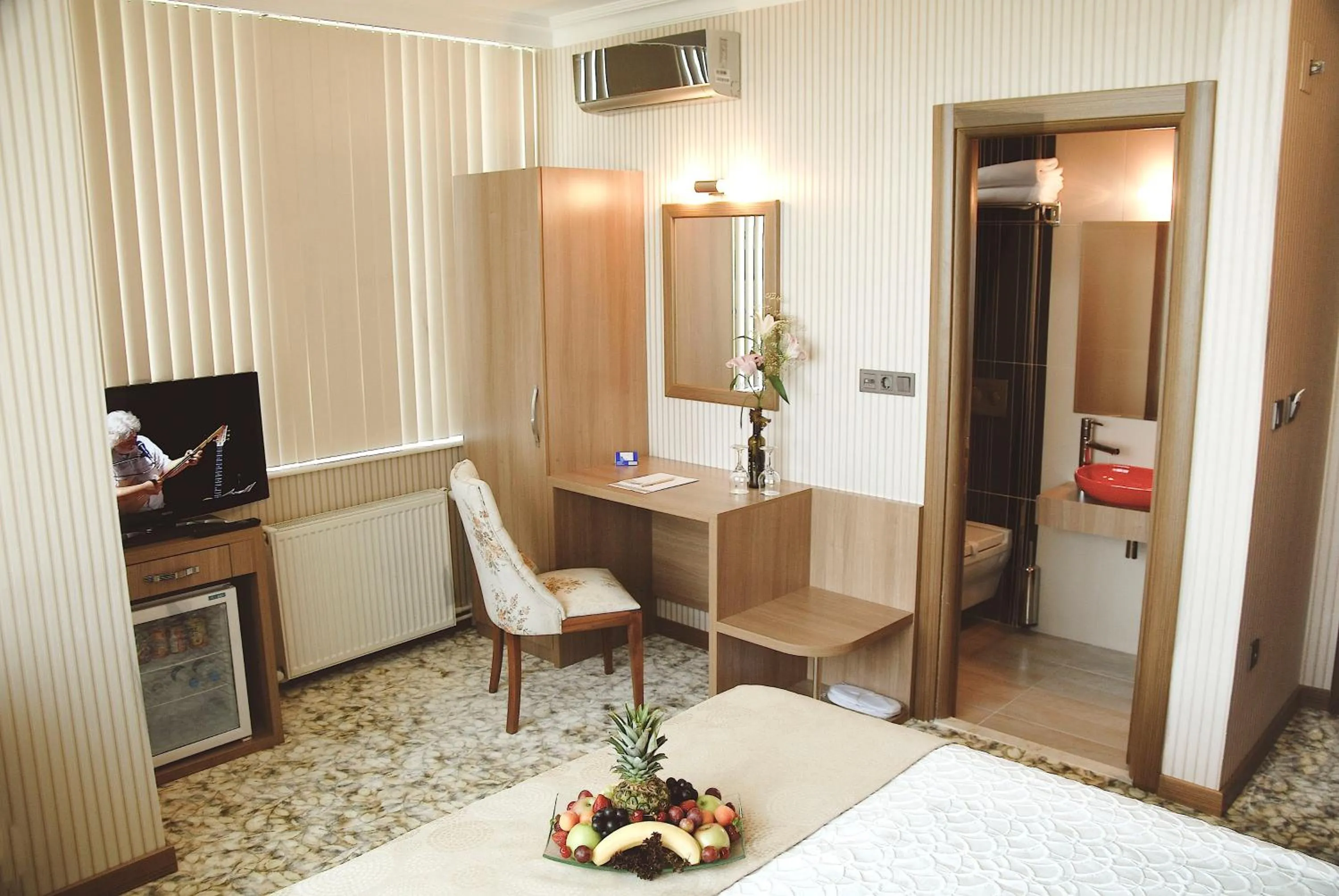 Bathroom, Bed in Lounge Hotel