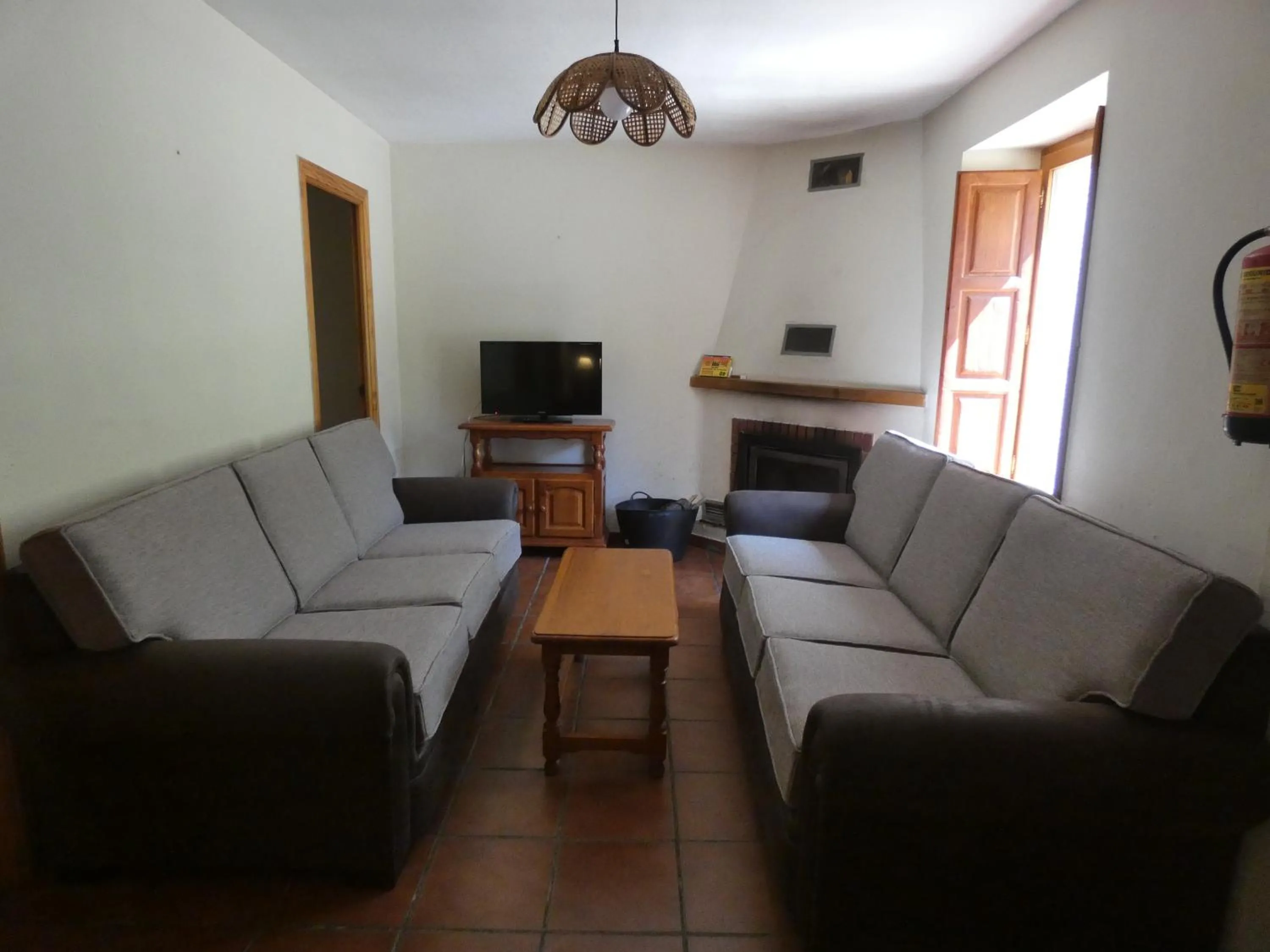 Four-Bedroom House in Núcleo de Turismo Rural Valle de Iruelas