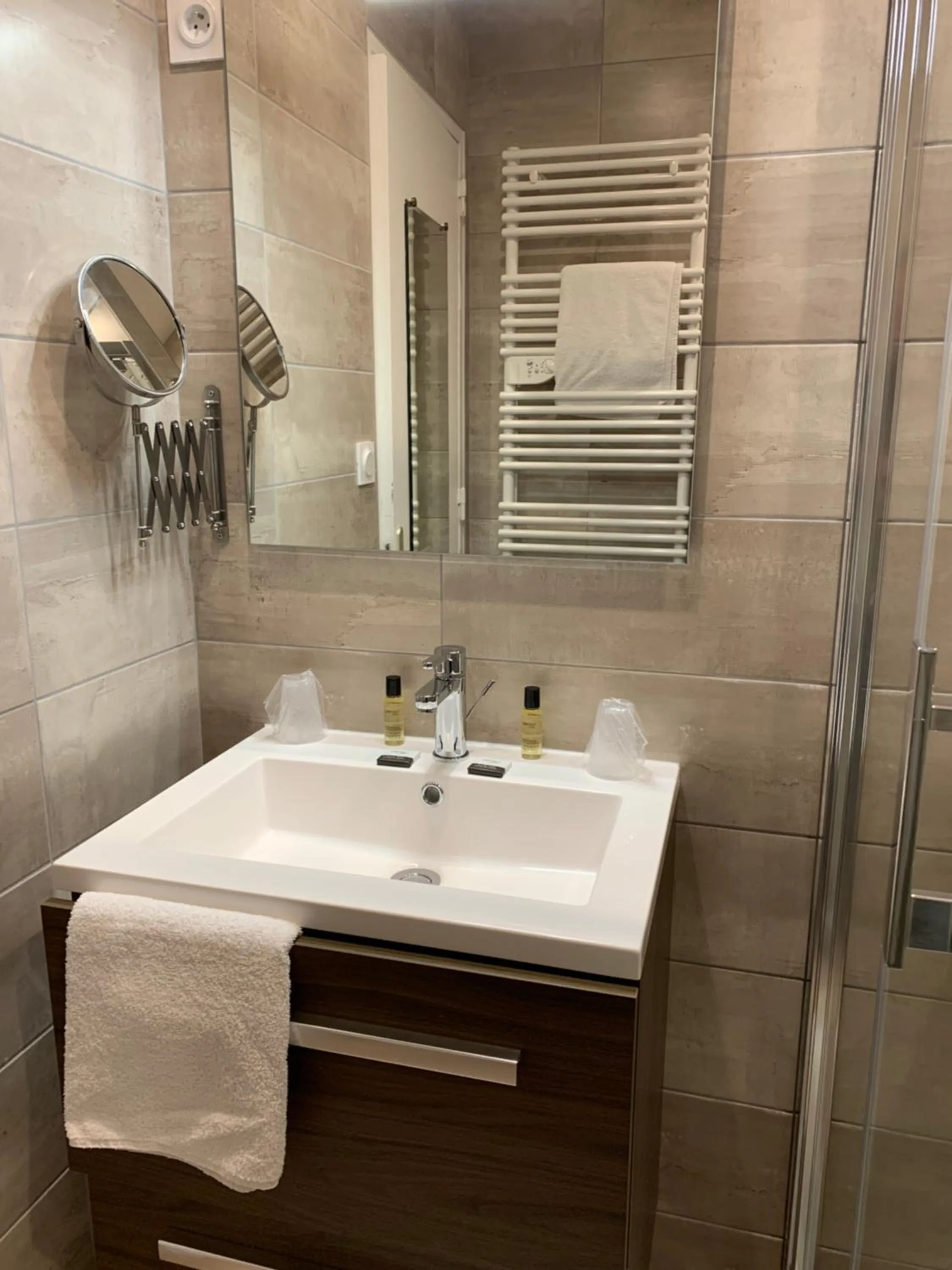 Bathroom in La Bonbonniere - Sure Hotel Collection by Best Western