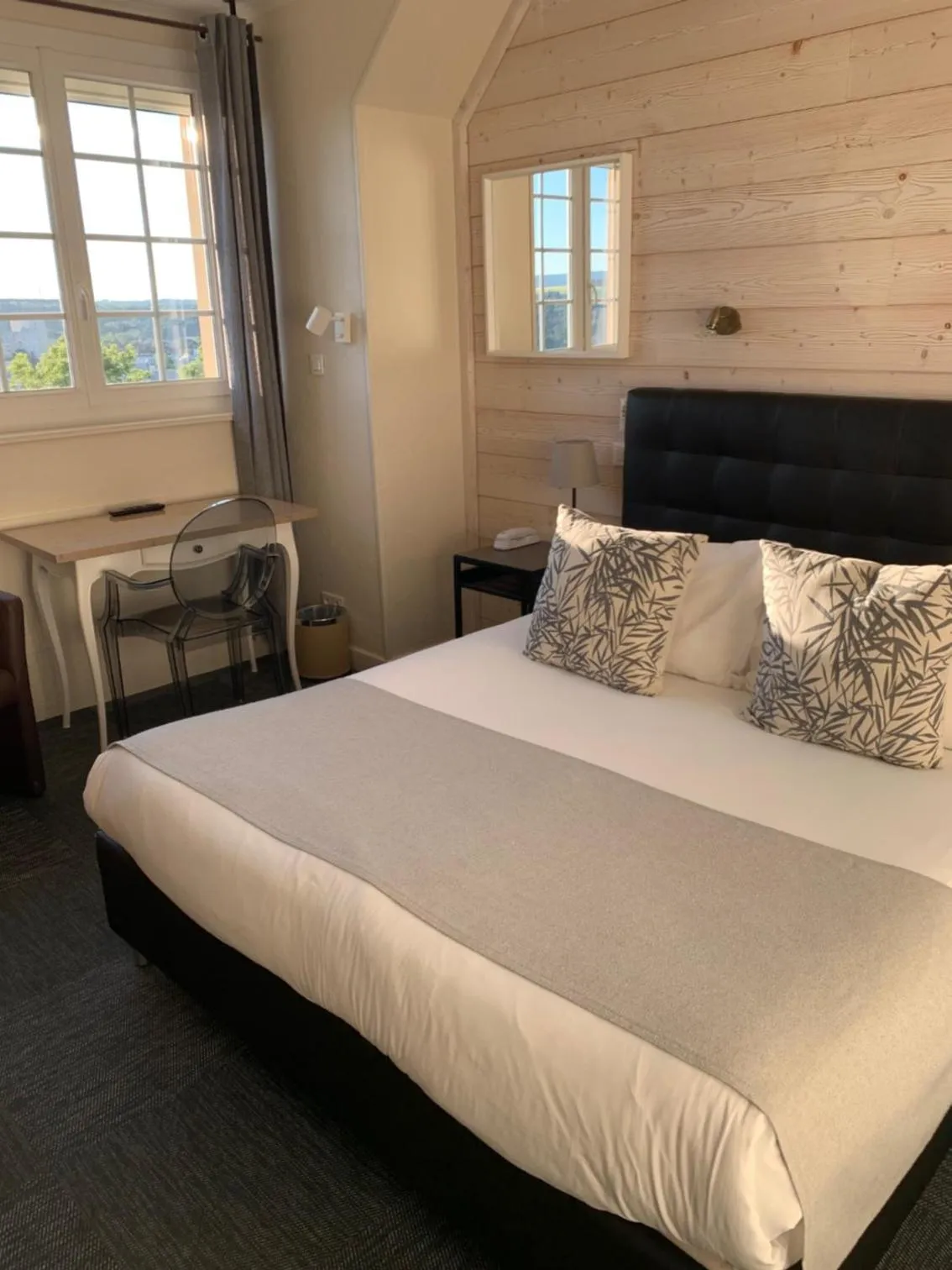 Photo of the whole room, Bed in La Bonbonniere - Sure Hotel Collection by Best Western