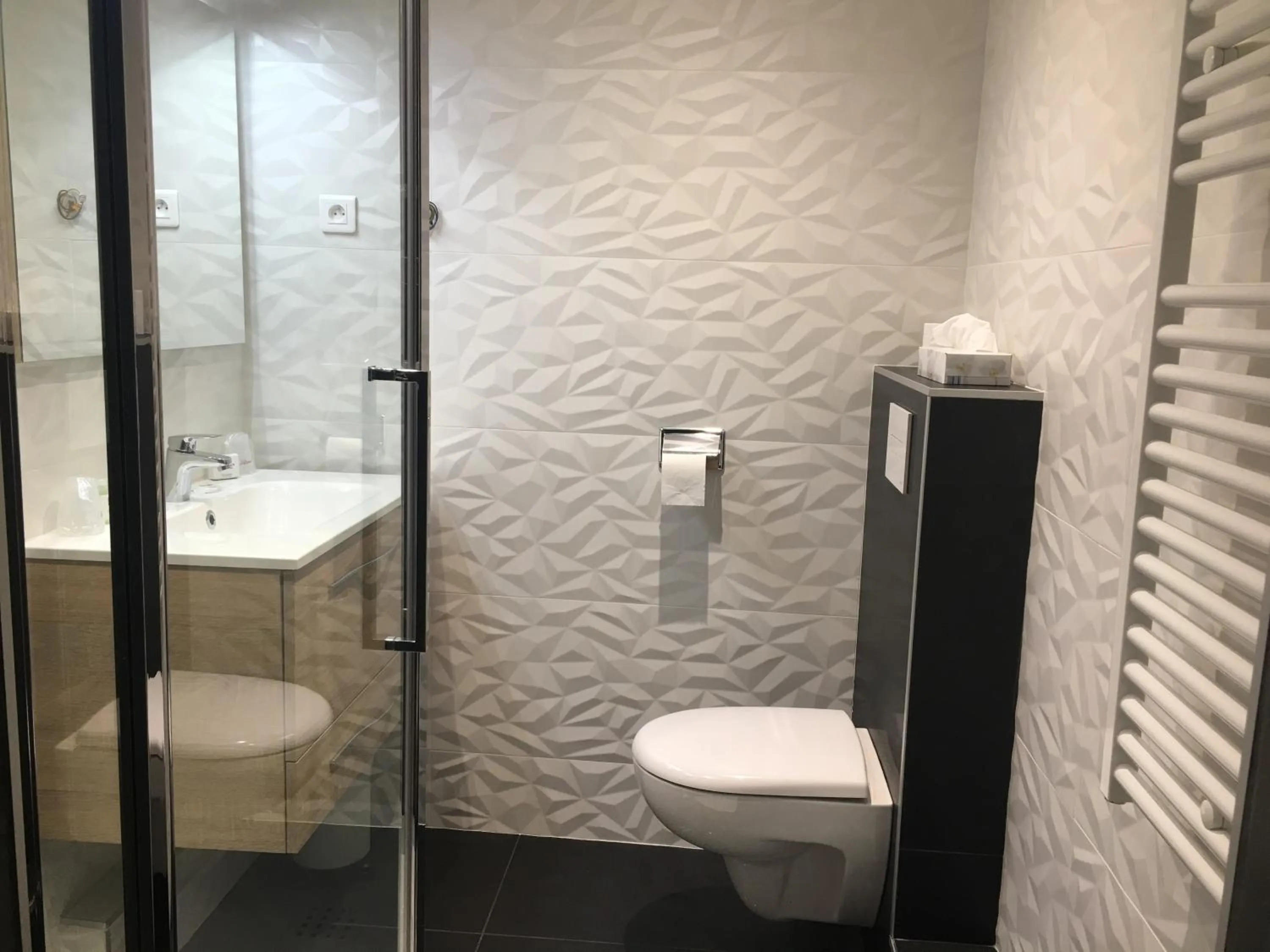 Bathroom in La Bonbonniere - Sure Hotel Collection by Best Western