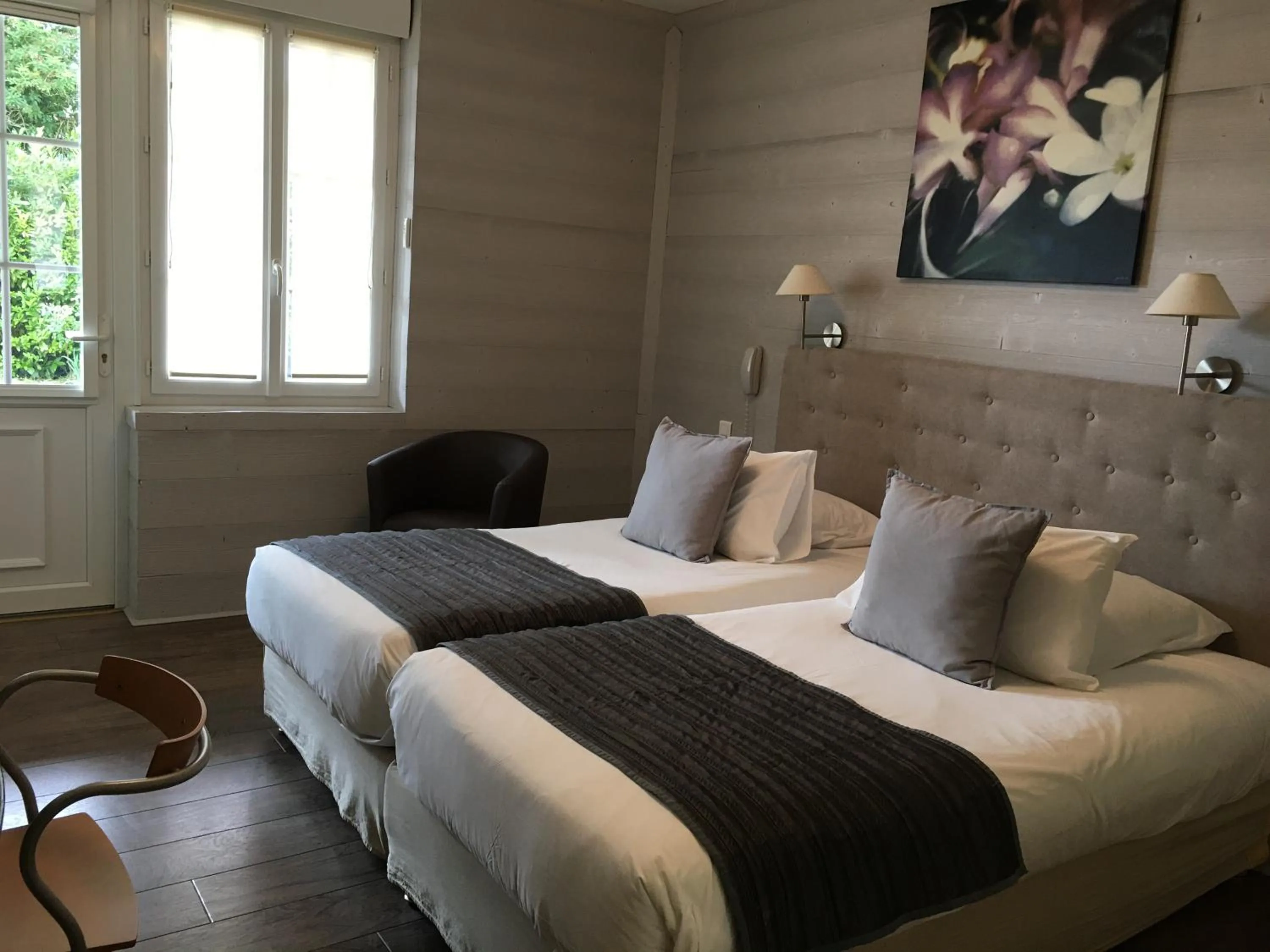 Photo of the whole room, Bed in La Bonbonniere - Sure Hotel Collection by Best Western