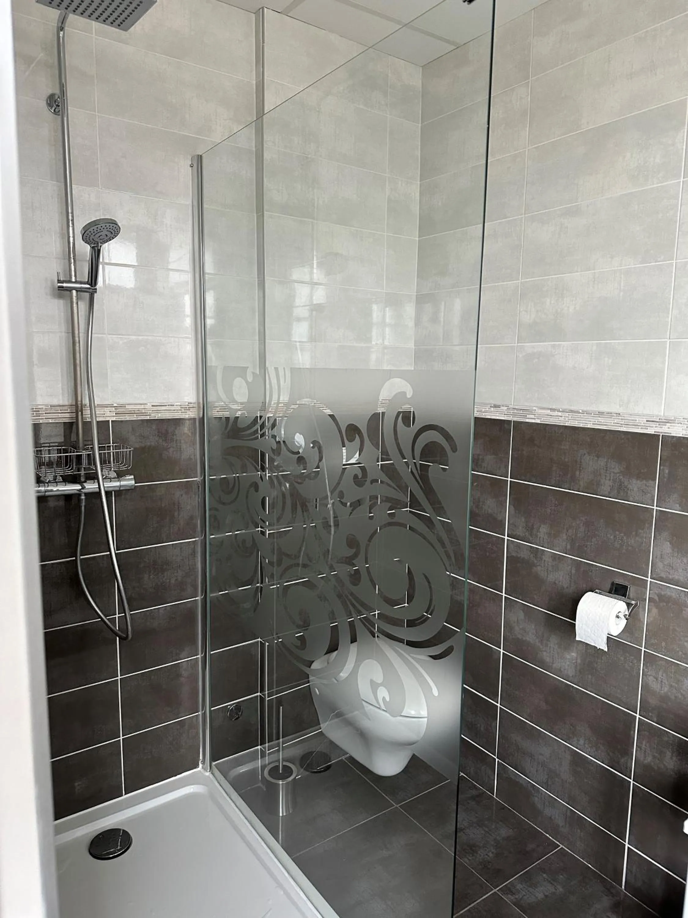 Shower in La Bonbonniere - Sure Hotel Collection by Best Western