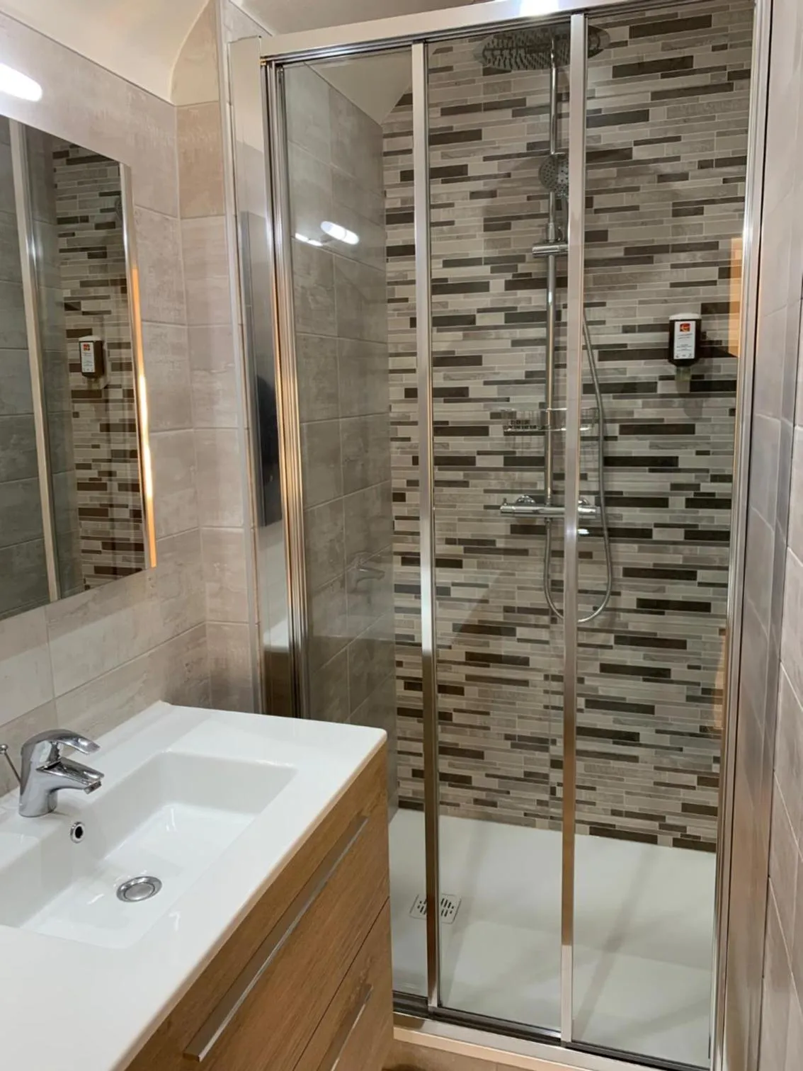 Shower in La Bonbonniere - Sure Hotel Collection by Best Western