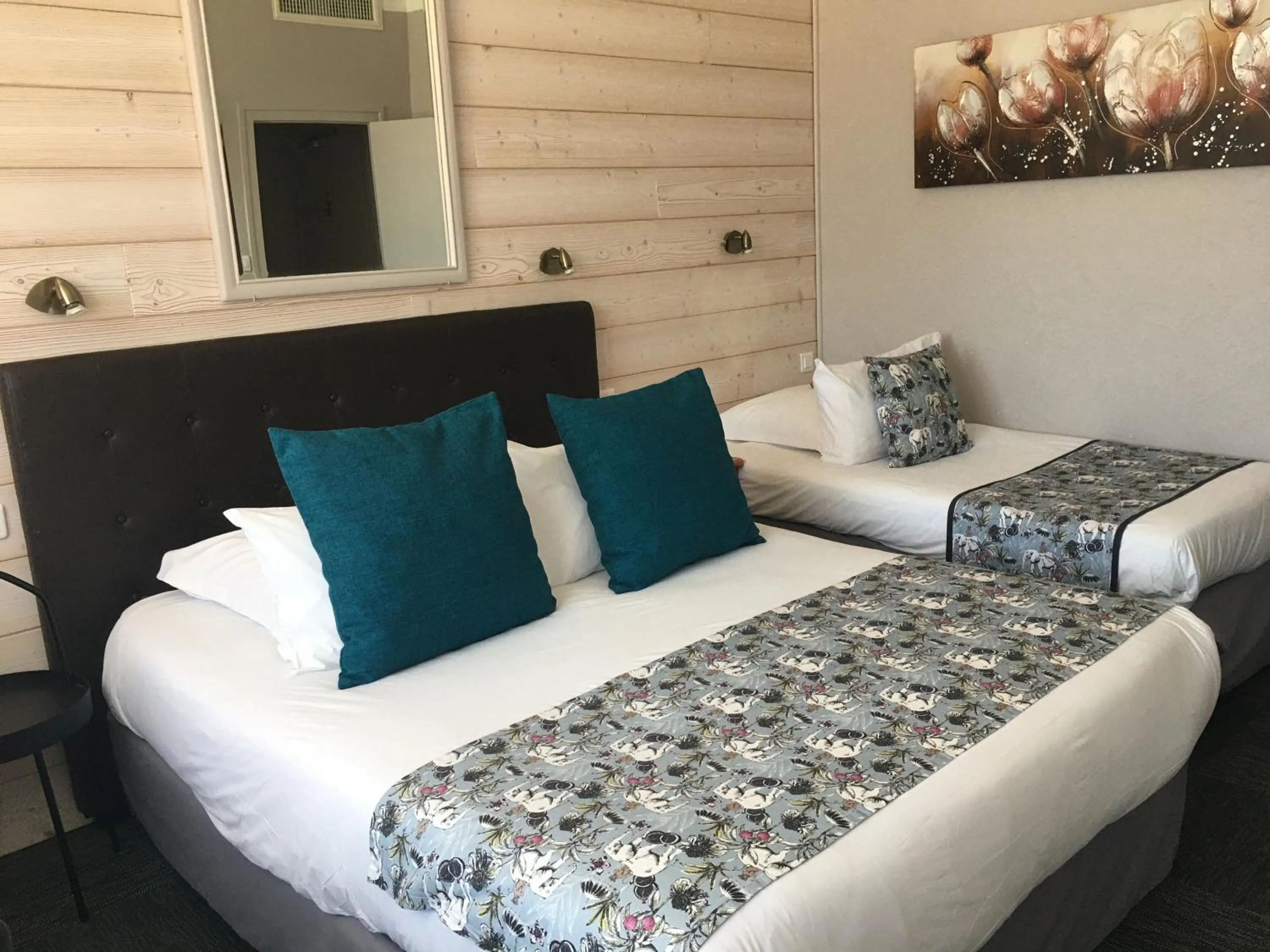 Photo of the whole room, Bed in La Bonbonniere - Sure Hotel Collection by Best Western