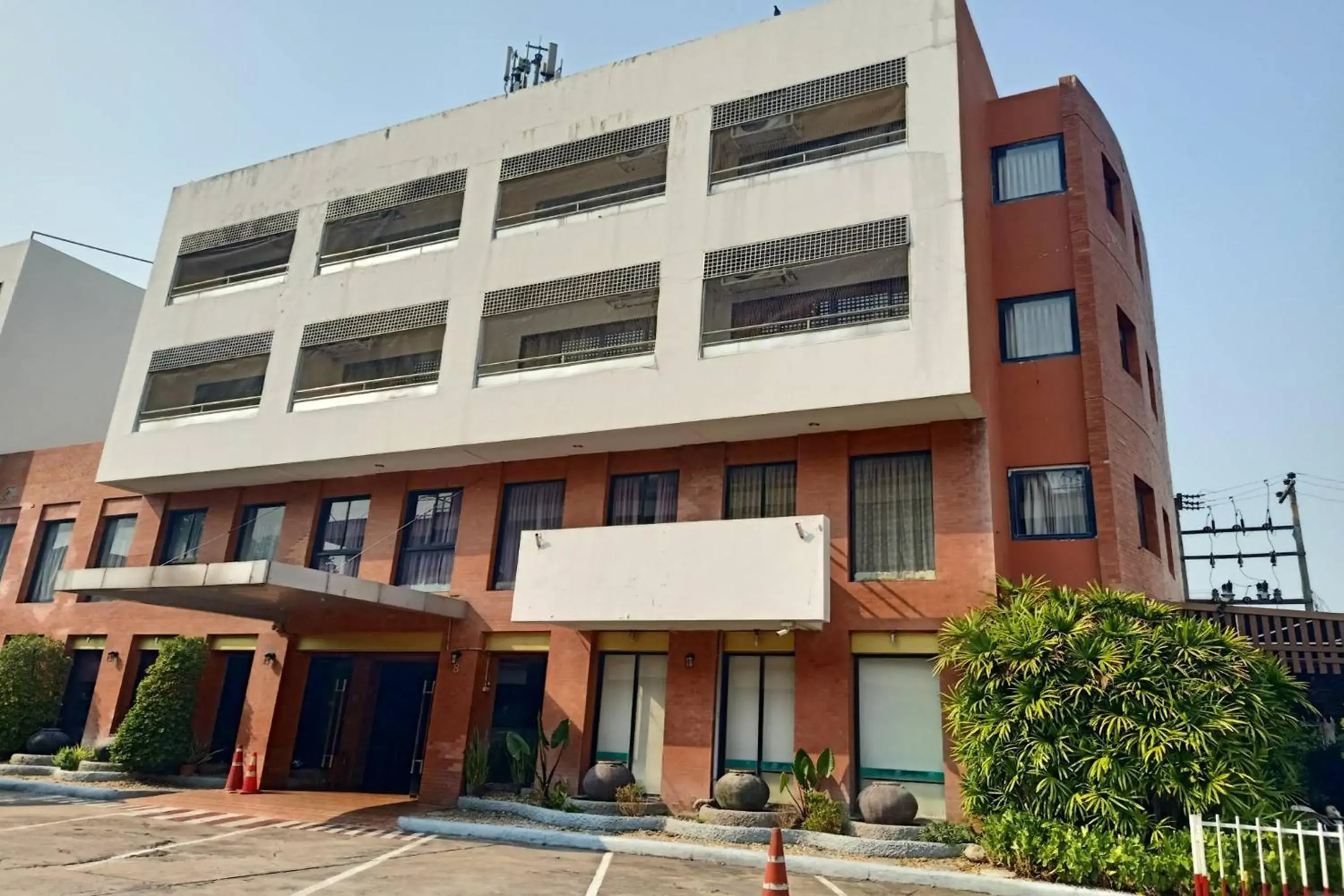 Property building in Pin Hotel Property building in Pin Hotel