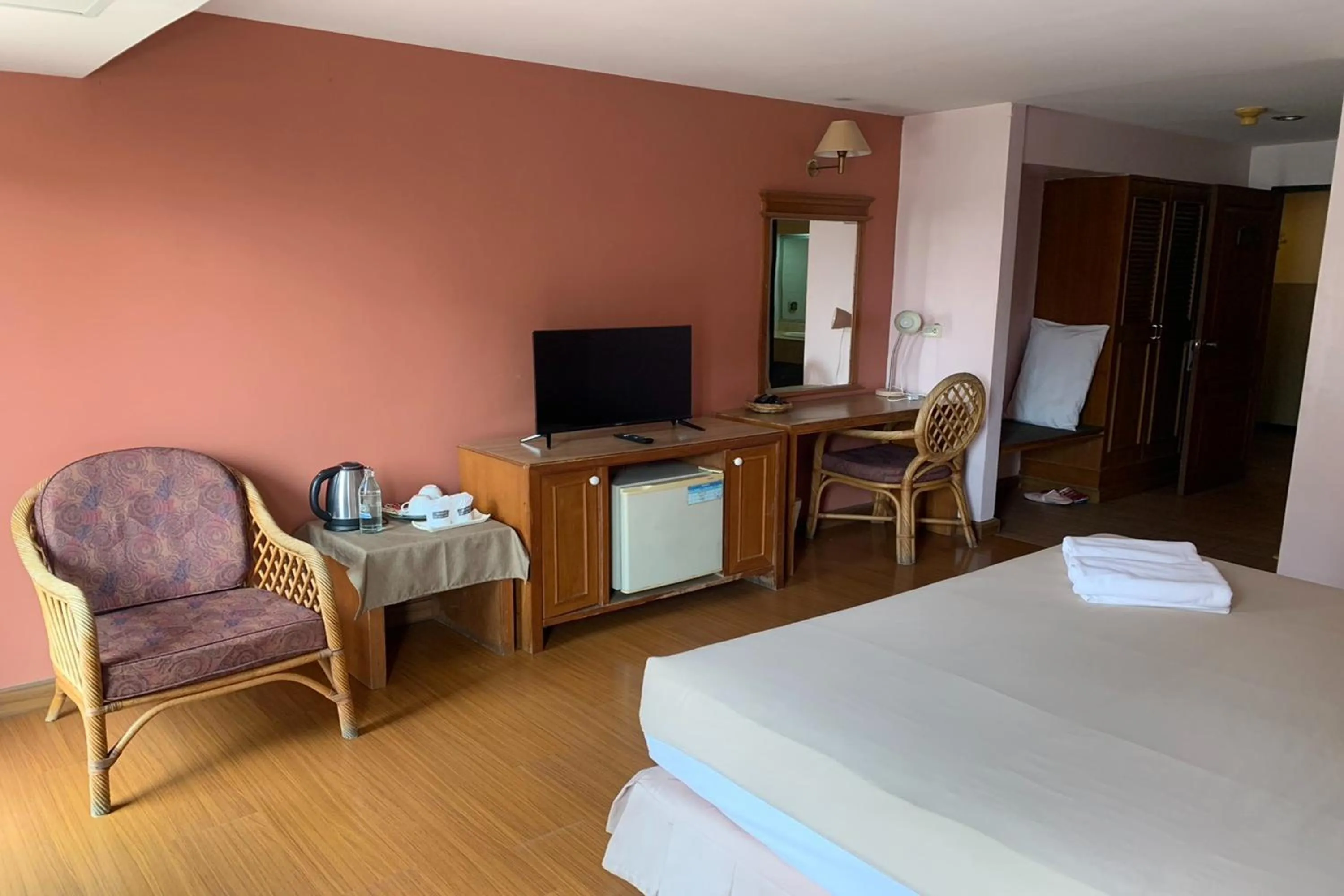 Living room, Bed in Pin Hotel