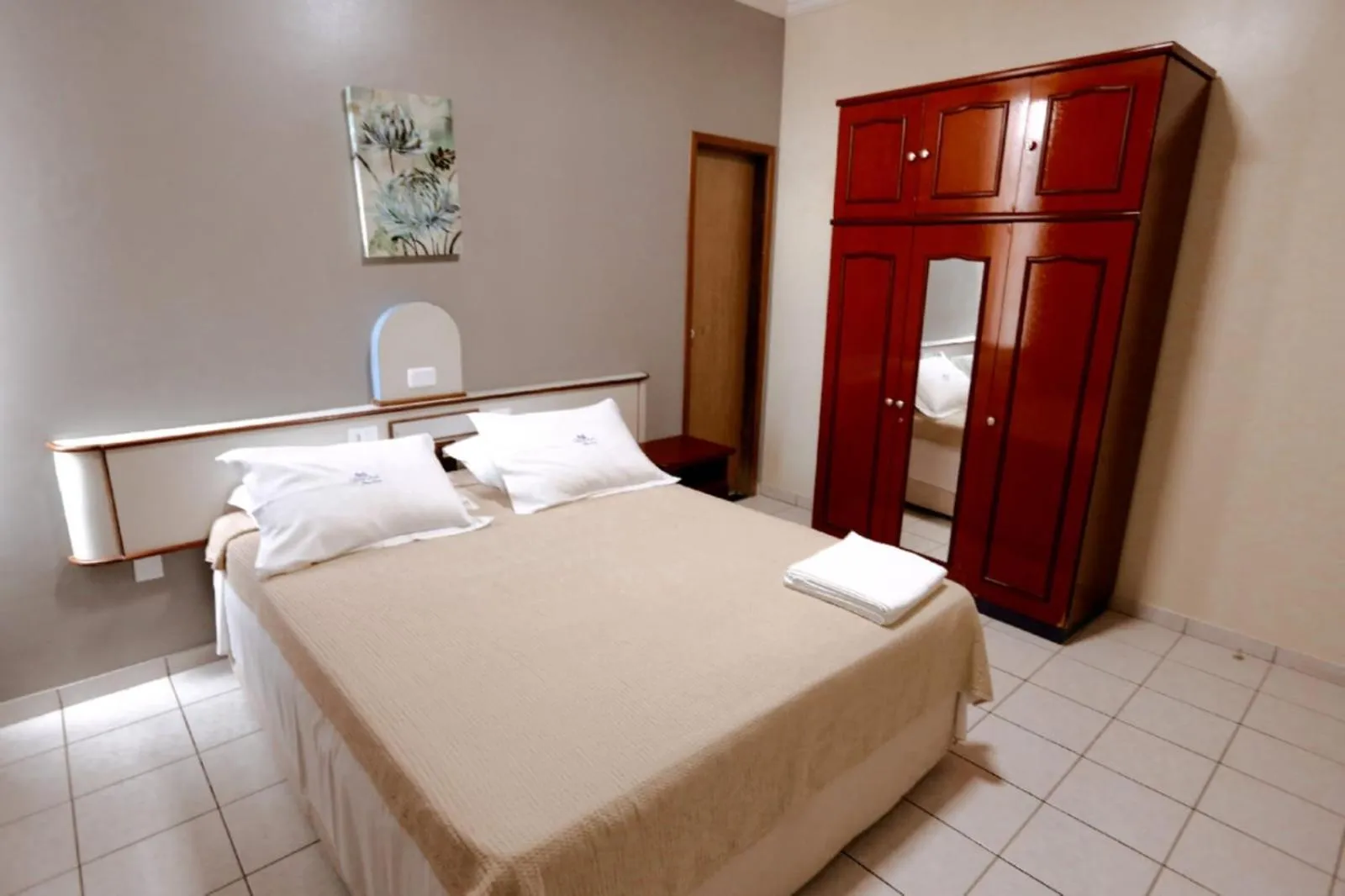 View (from property/room), Bed in SERRA AZUL PLAZA HOTEL