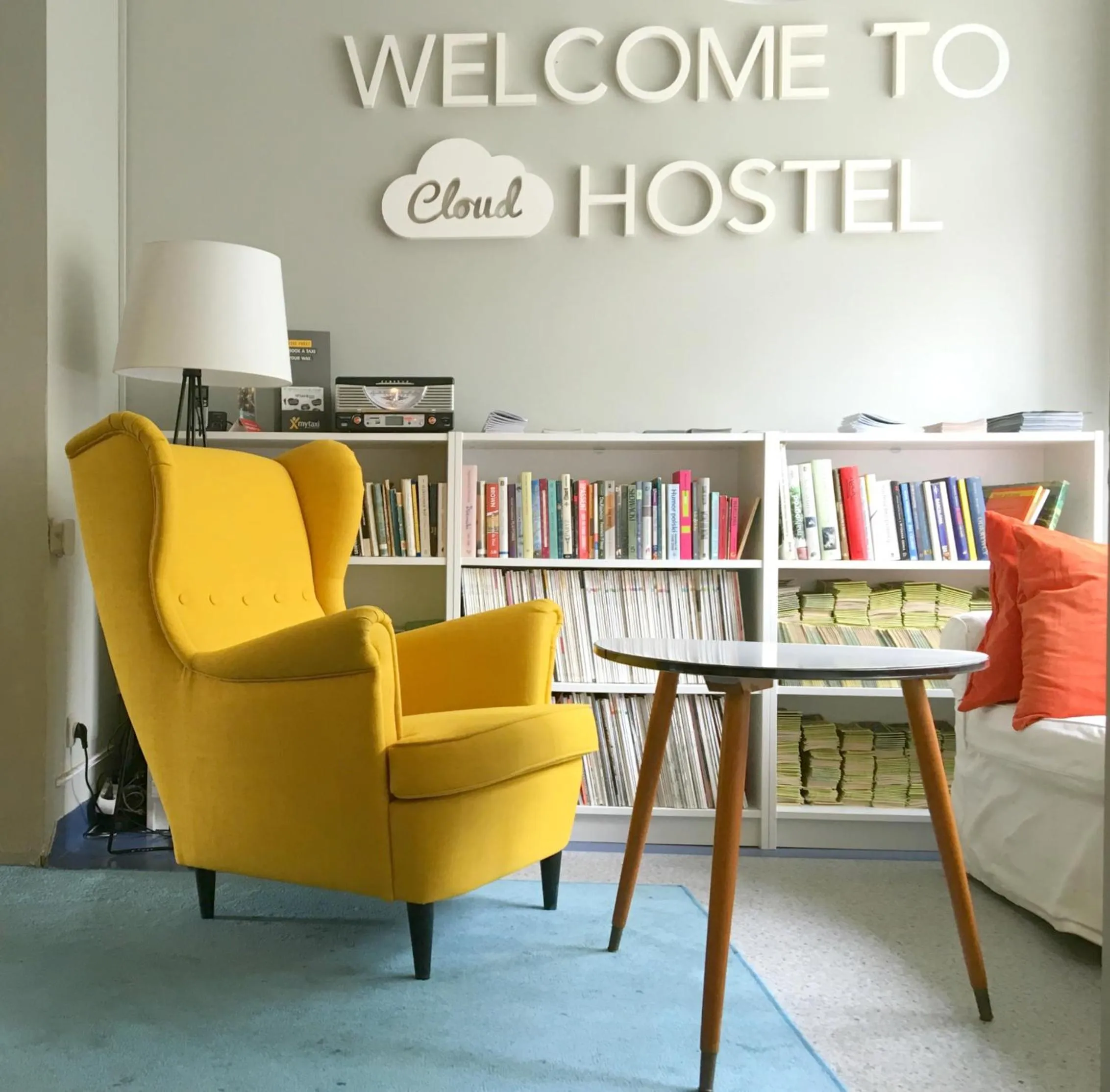 Communal lounge/ TV room in Cloud Hostel