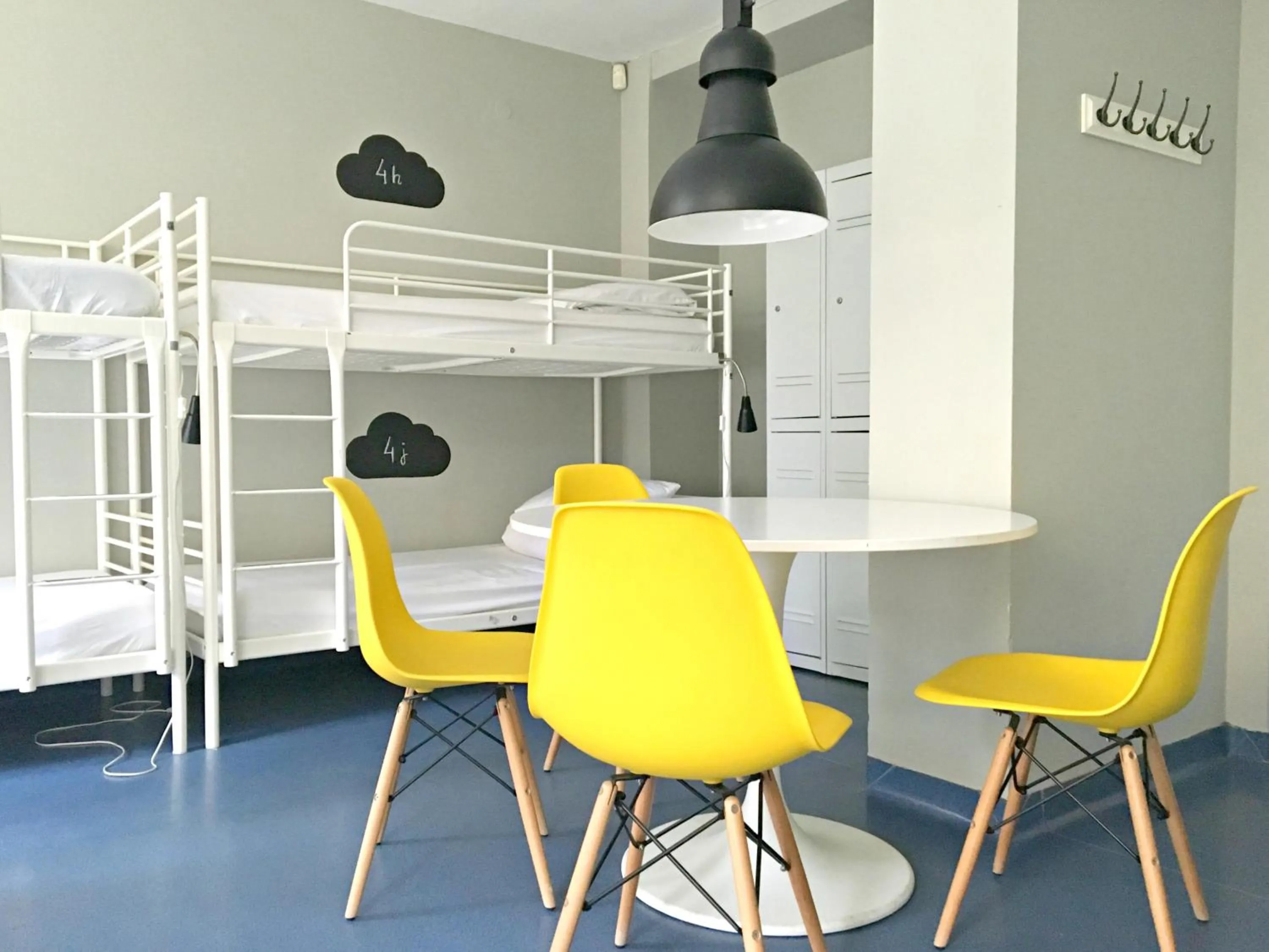 Dining area, Bed in Cloud Hostel