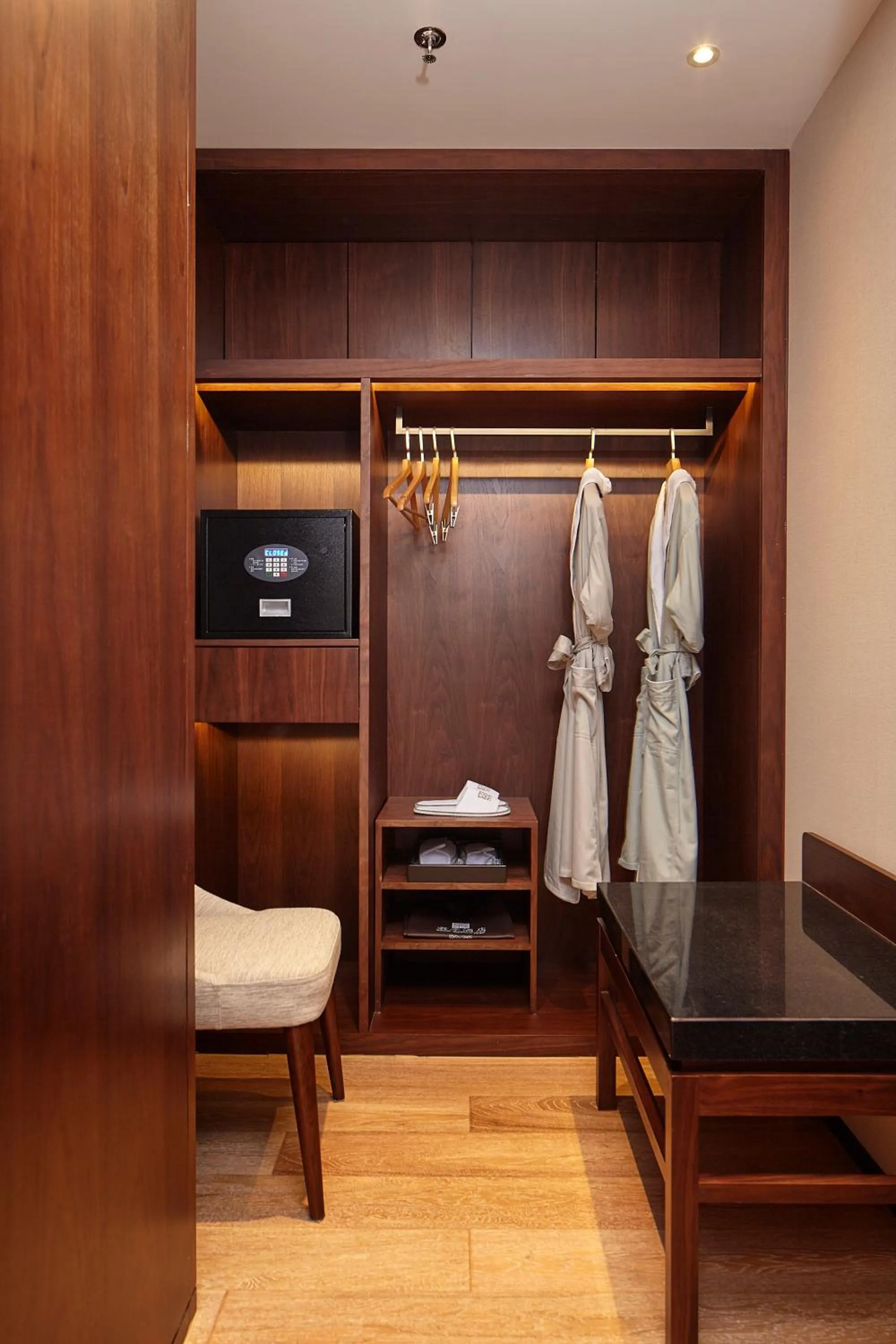 wardrobe in SSAW Boutique Hotel Yangzhou