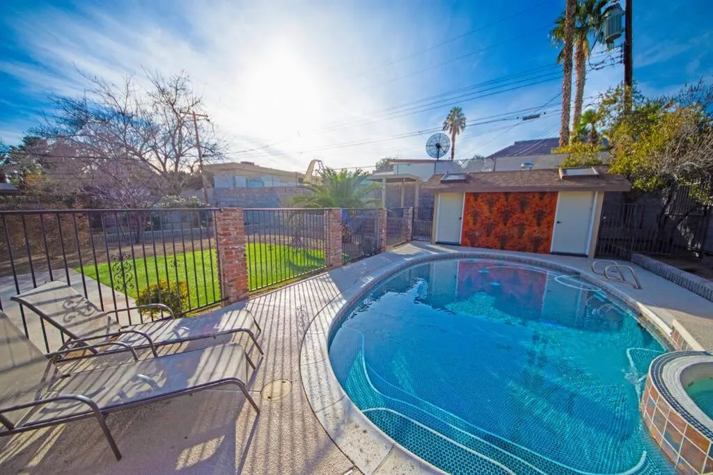 Swimming pool in Newer Ranch with Pool and Hot Tub near the Strip and Freemont street.