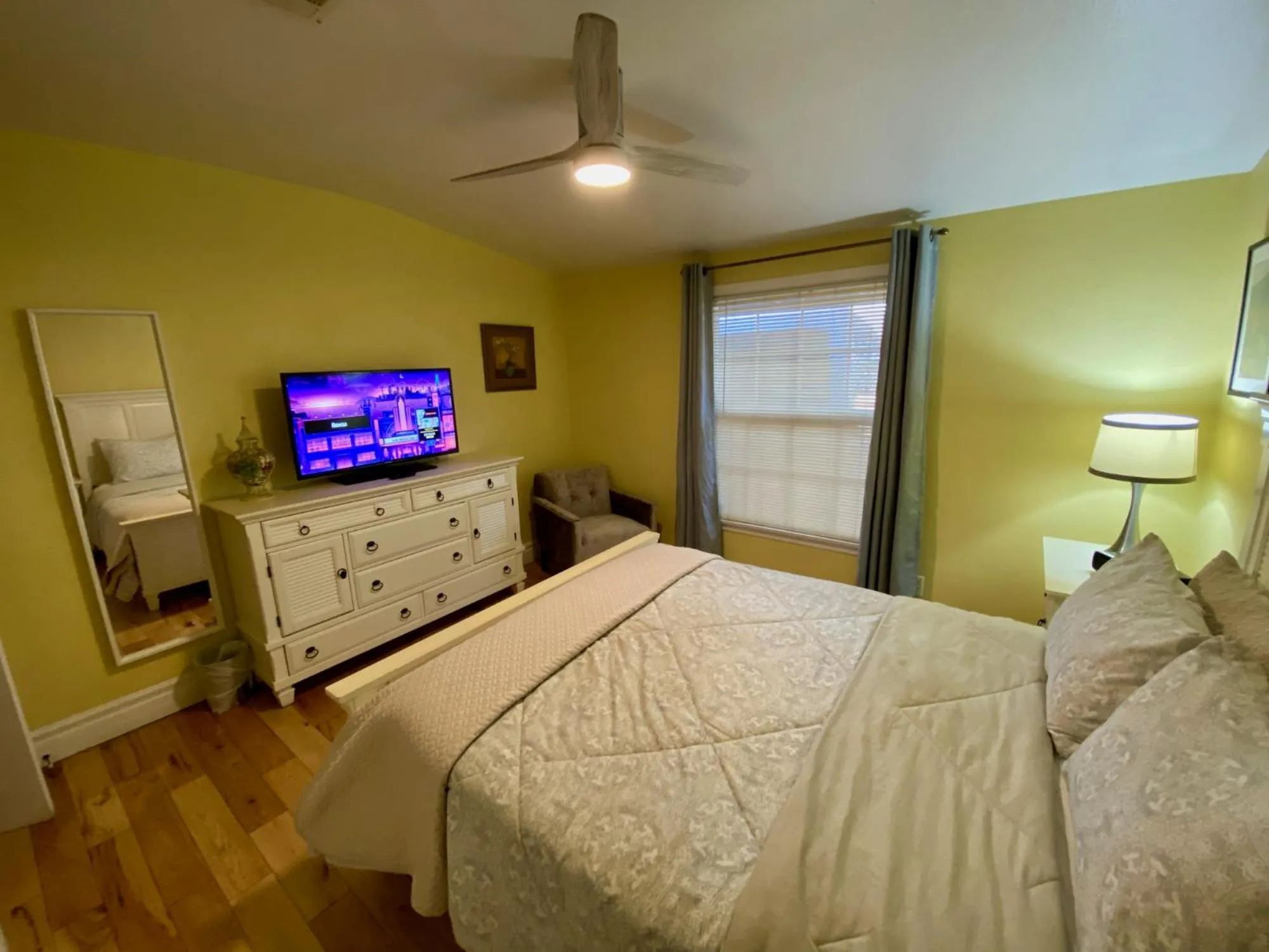 Bed in Newer Ranch with Pool and Hot Tub near the Strip and Freemont street.