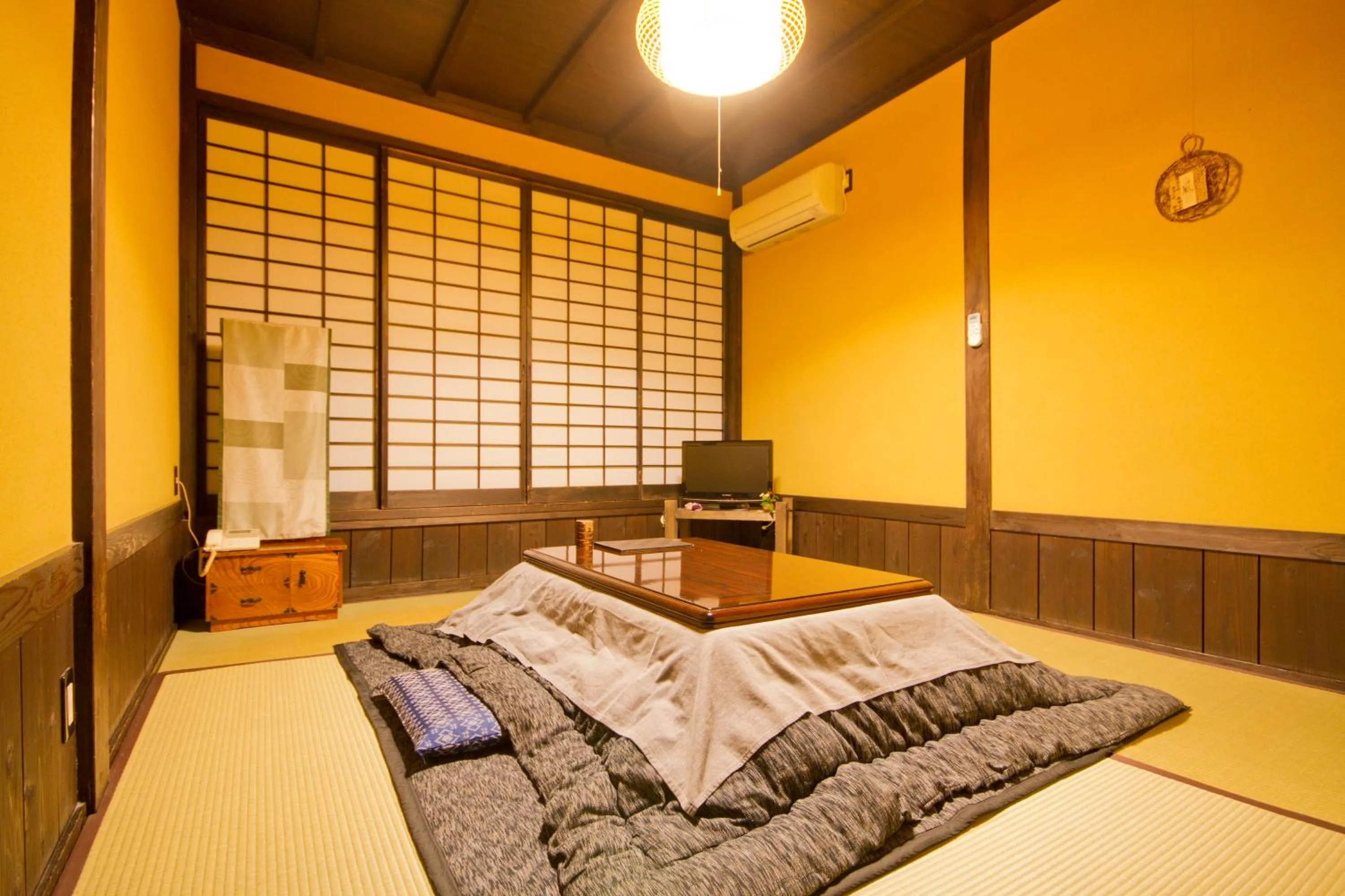 Photo of the whole room, Bed in Shinwaen