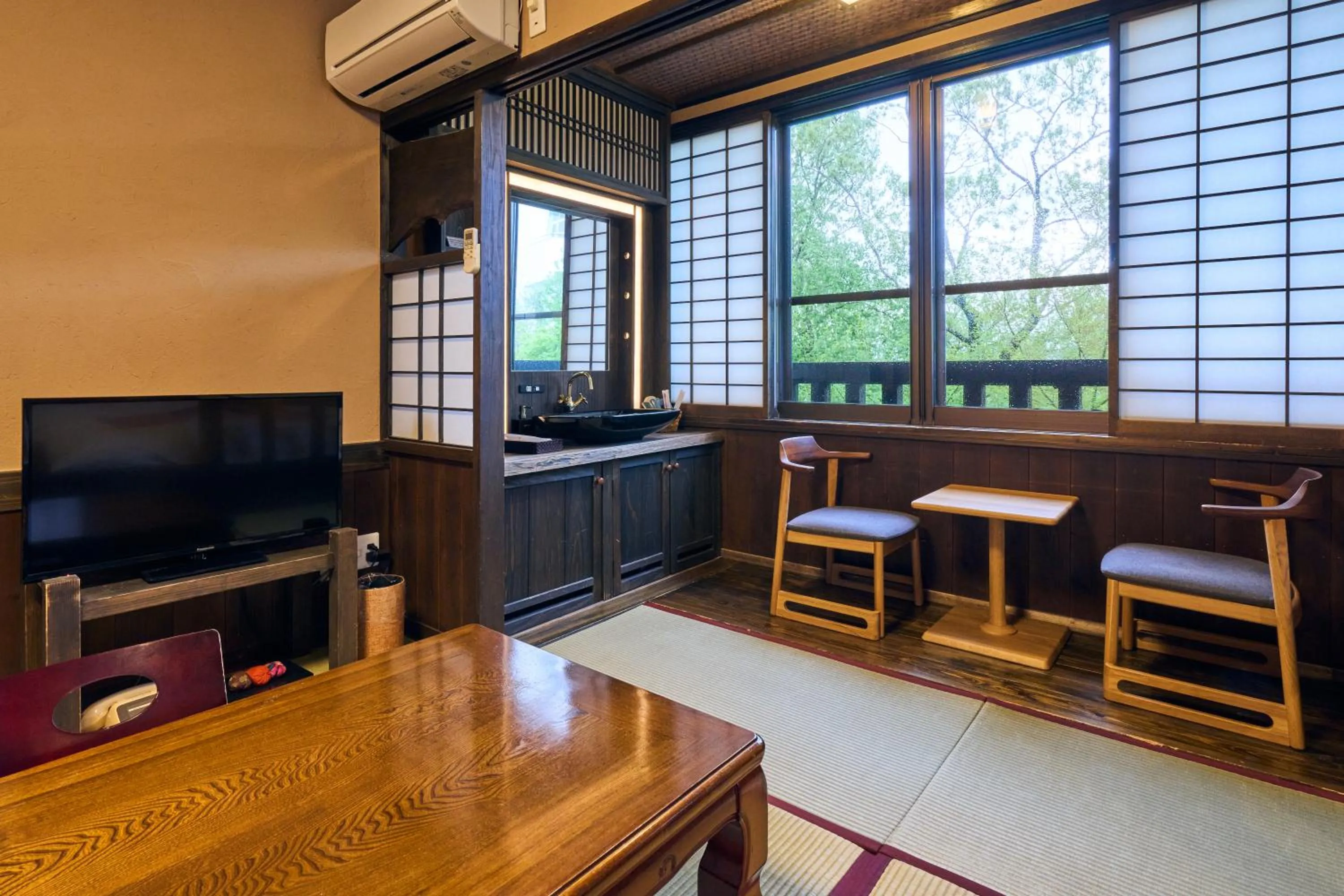 Seating area in Shinwaen