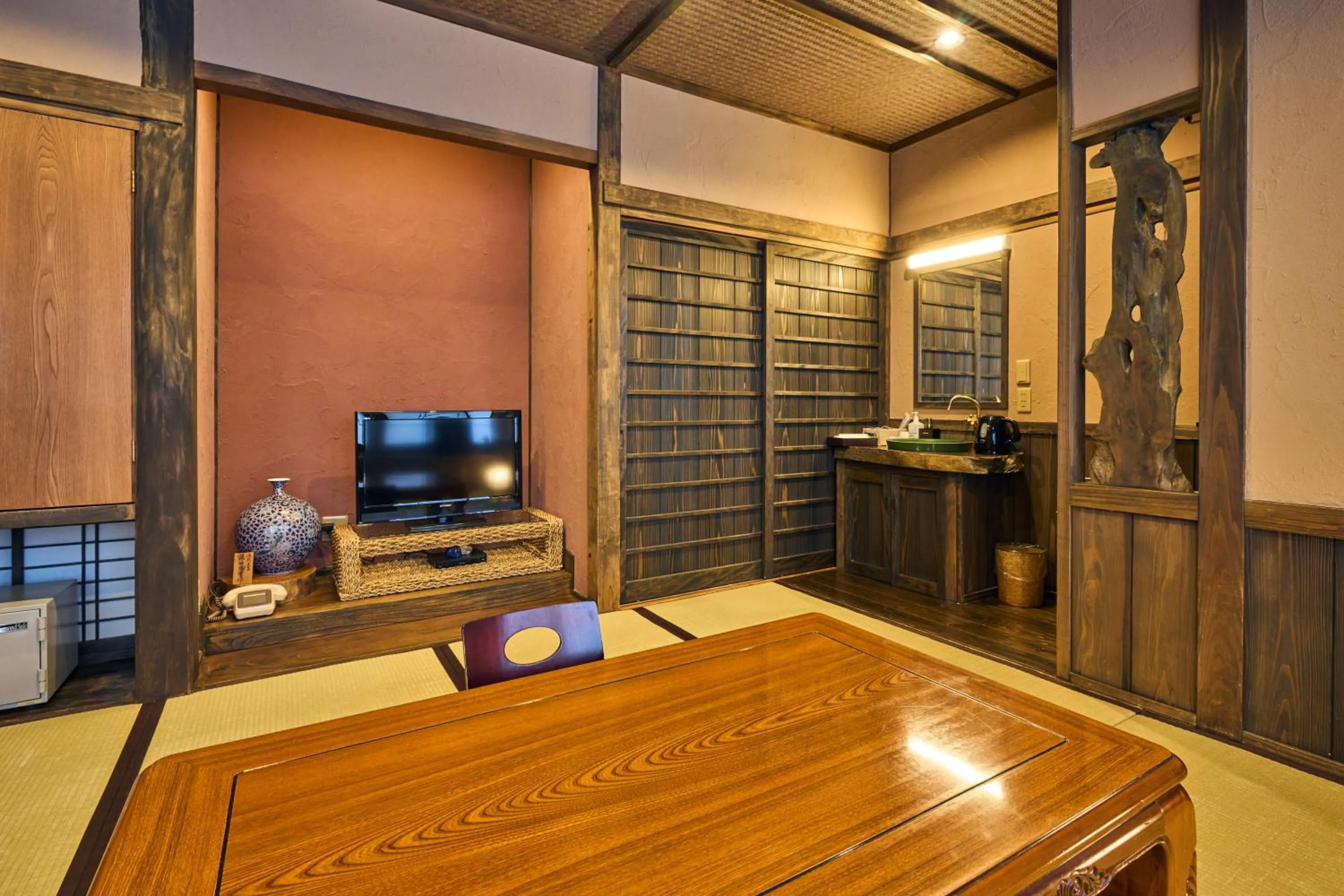 Photo of the whole room in Shinwaen