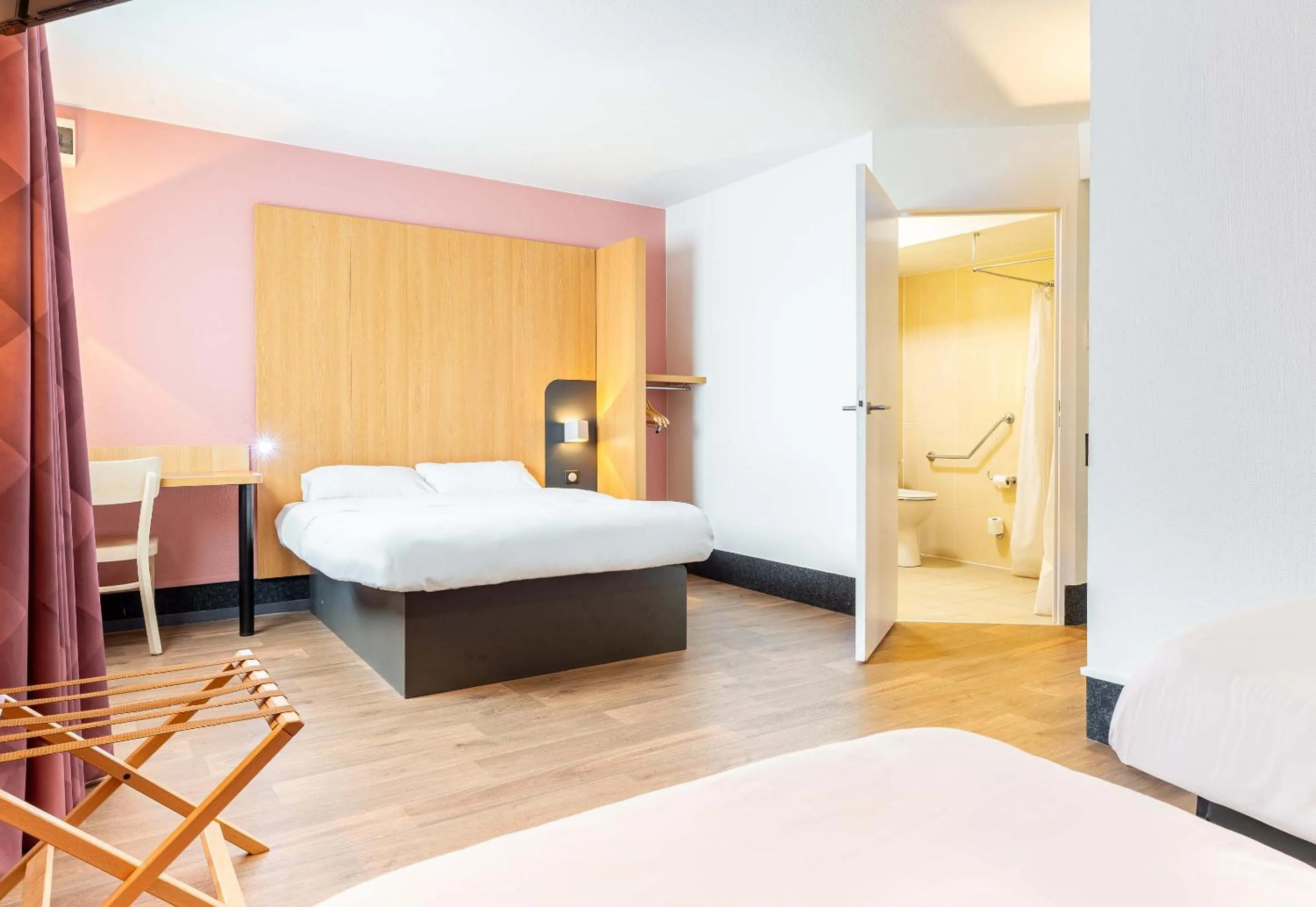 Bedroom, Bed in B&B HOTEL Nantes Aéroport