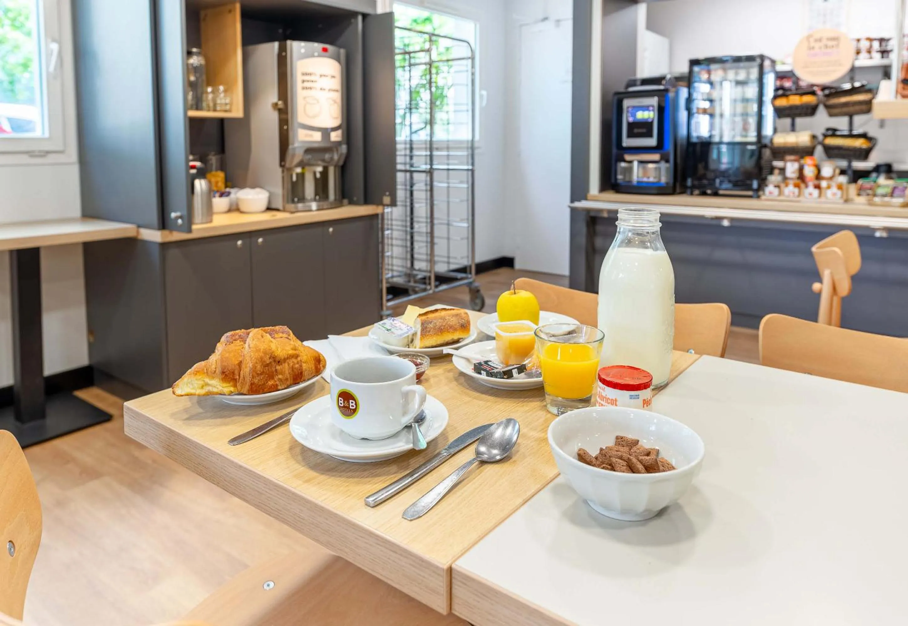 Breakfast in B&B HOTEL Nantes Aéroport