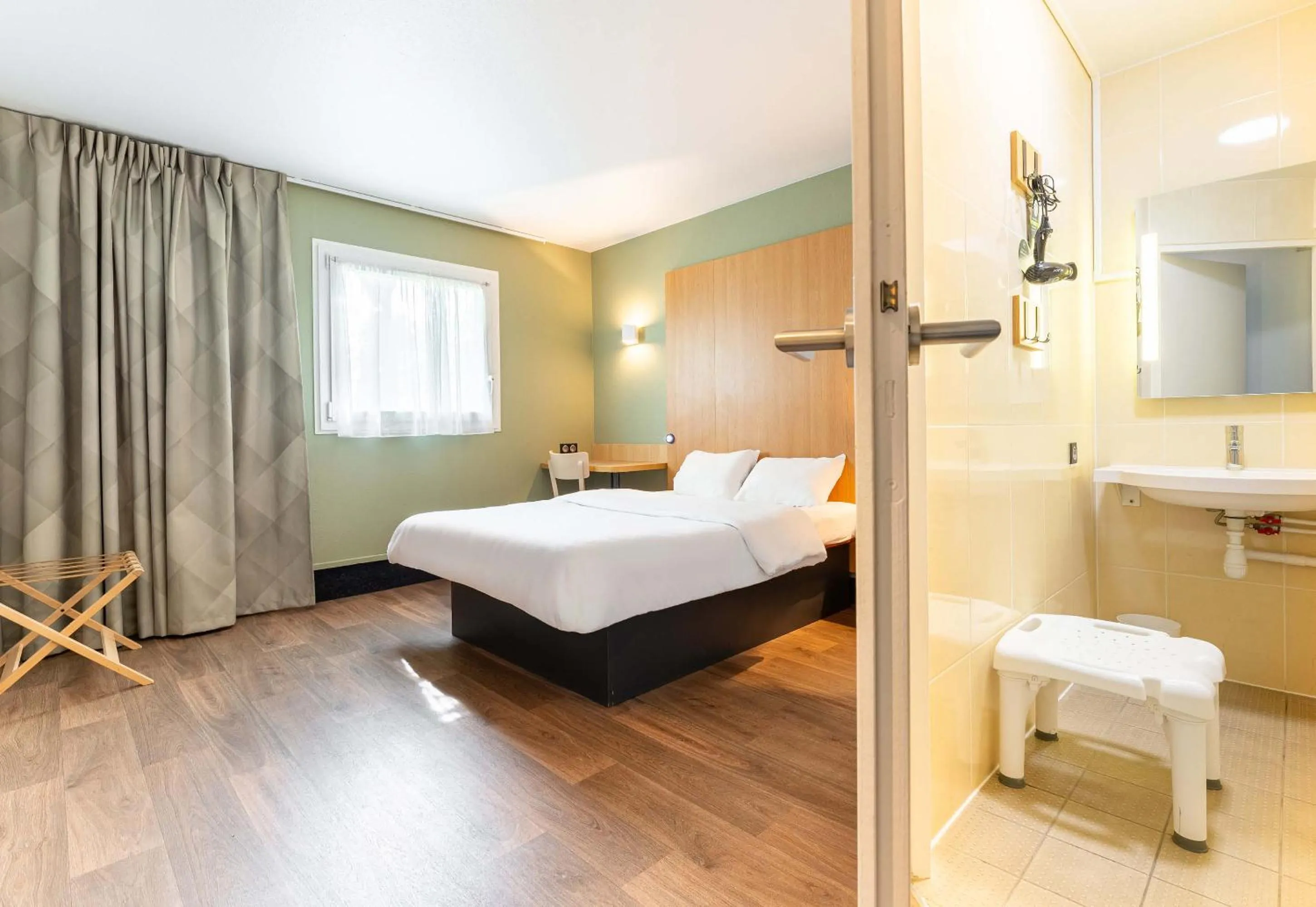 Bedroom, Bed in B&B HOTEL Nantes Aéroport