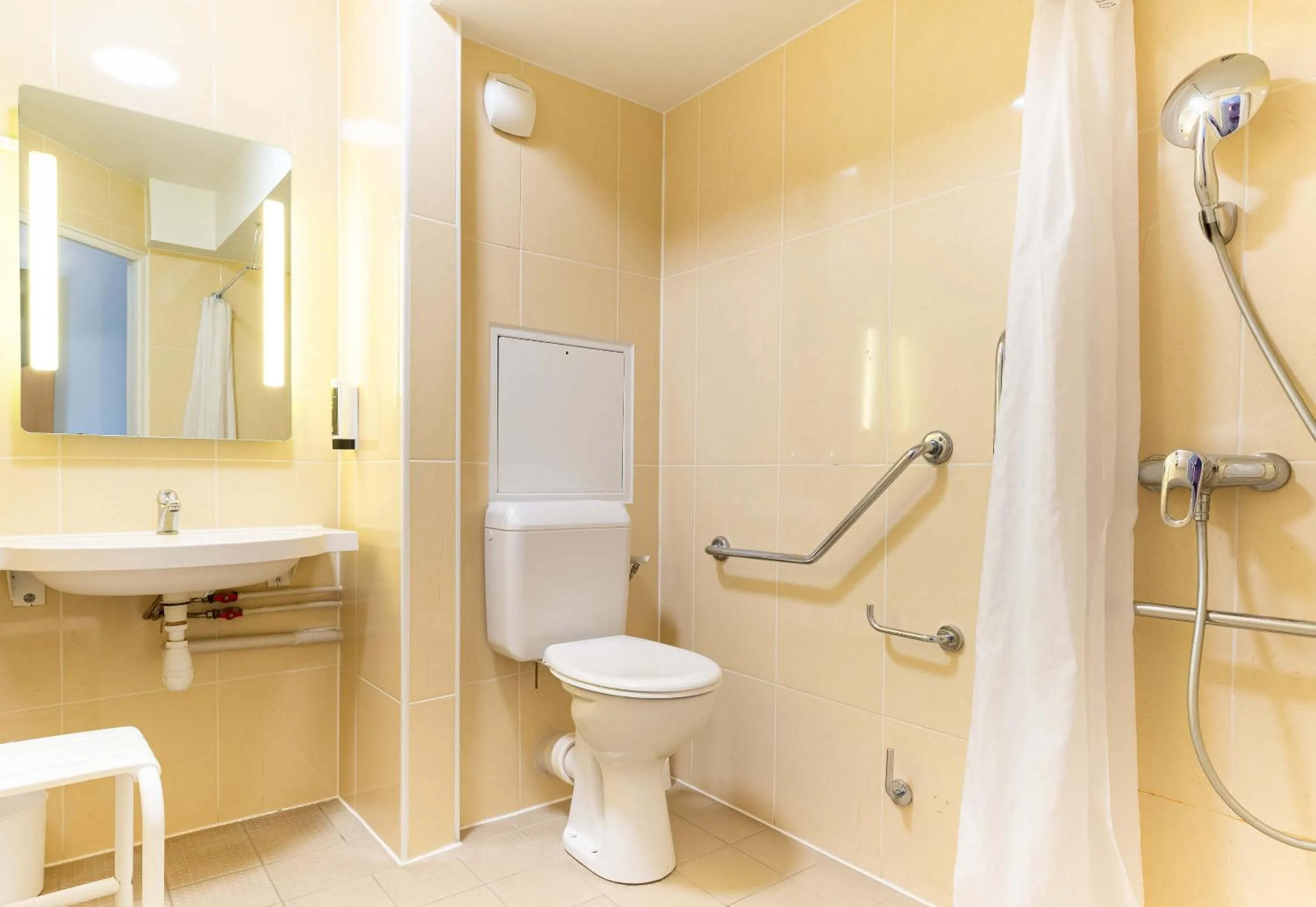 Bathroom in B&B HOTEL Nantes Aéroport