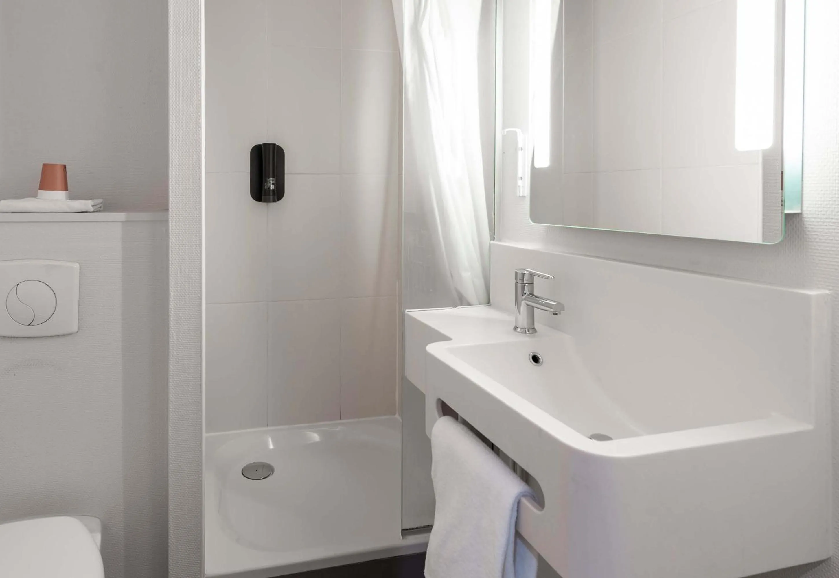 Bathroom in B&B HOTEL Toulouse Basso Cambo