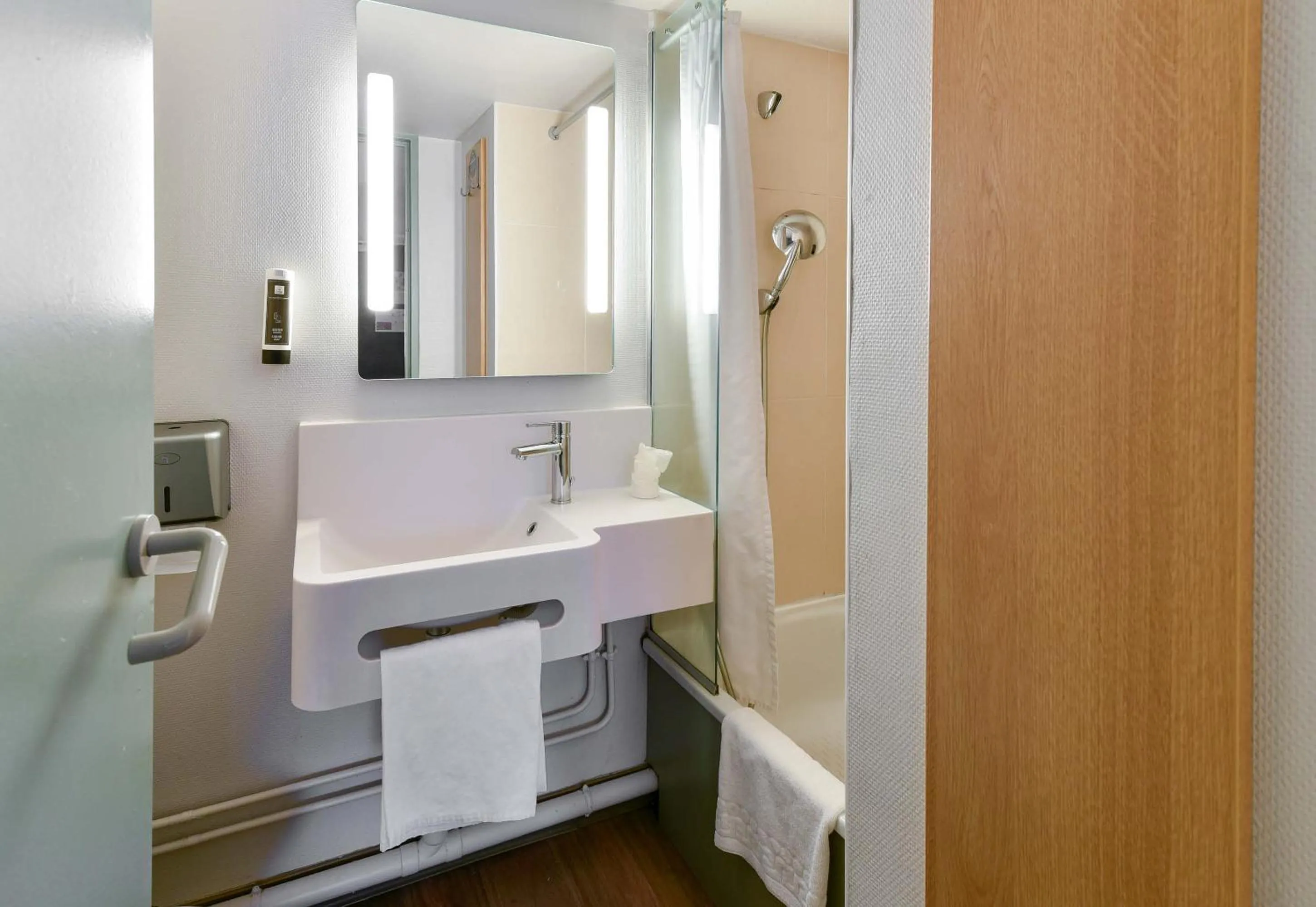 Bathroom in B&B HOTEL Toulouse Cité de l'Espace Mouchotte