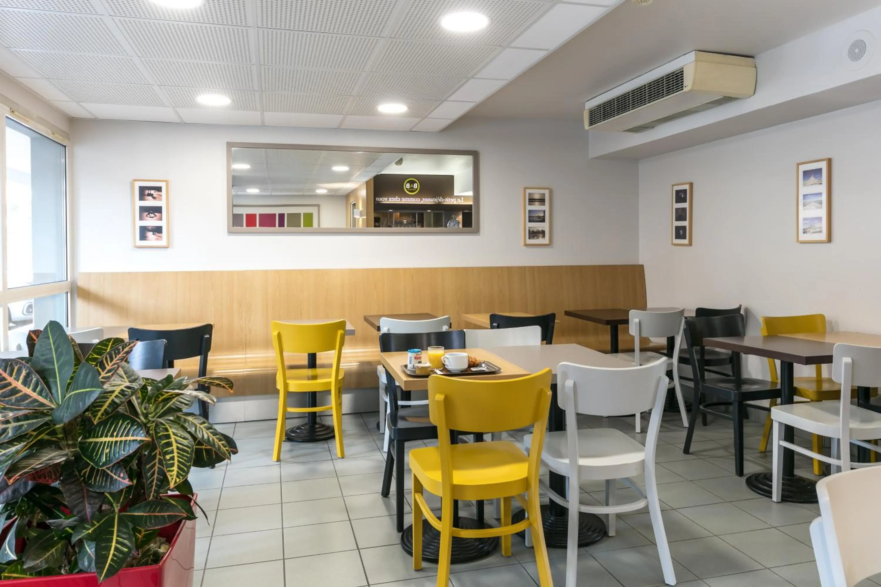 Restaurant/places to eat in B&B HOTEL Toulouse Cité de l'Espace Mouchotte