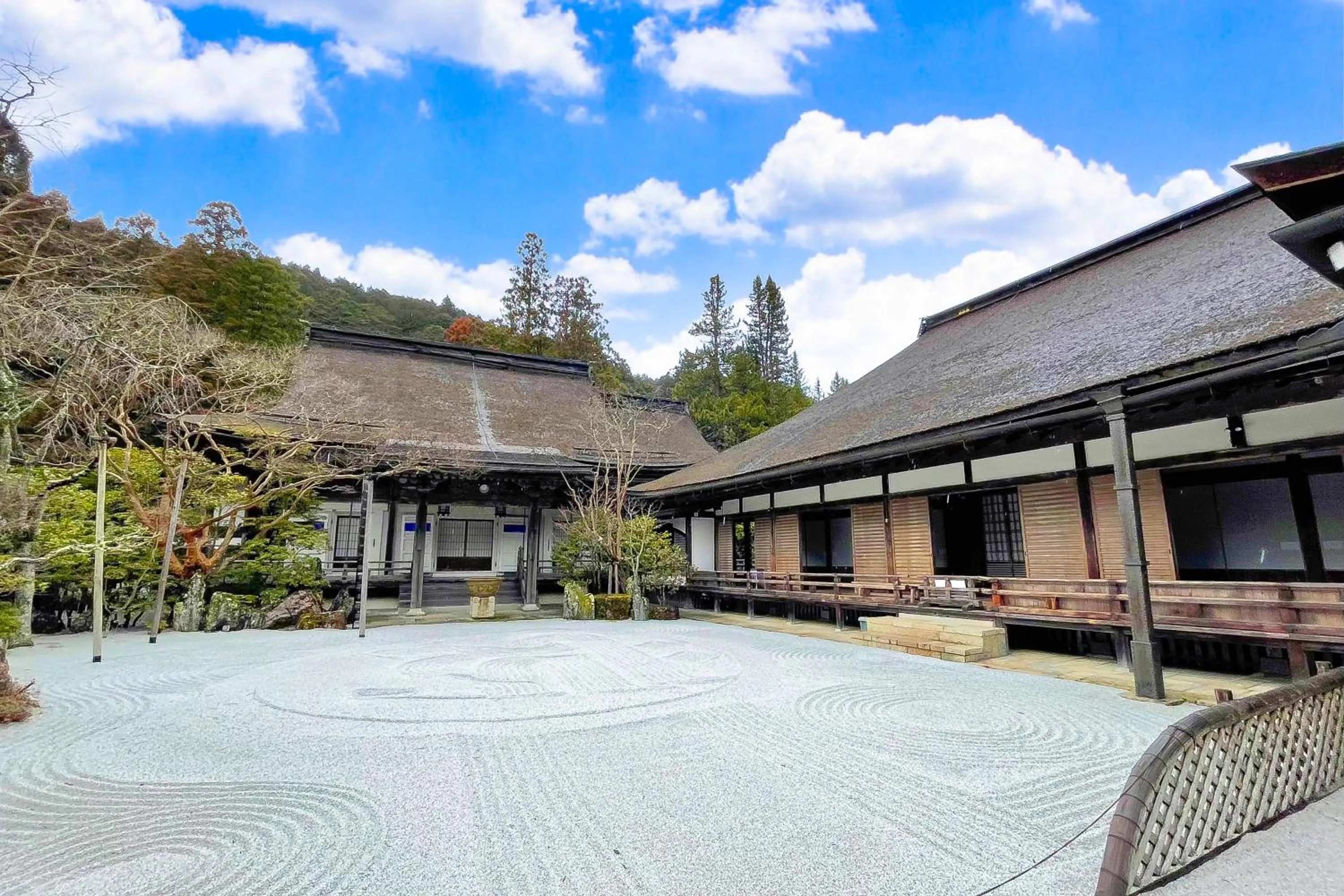 Facade/entrance in Koyasan Sanadabo Rengejoin