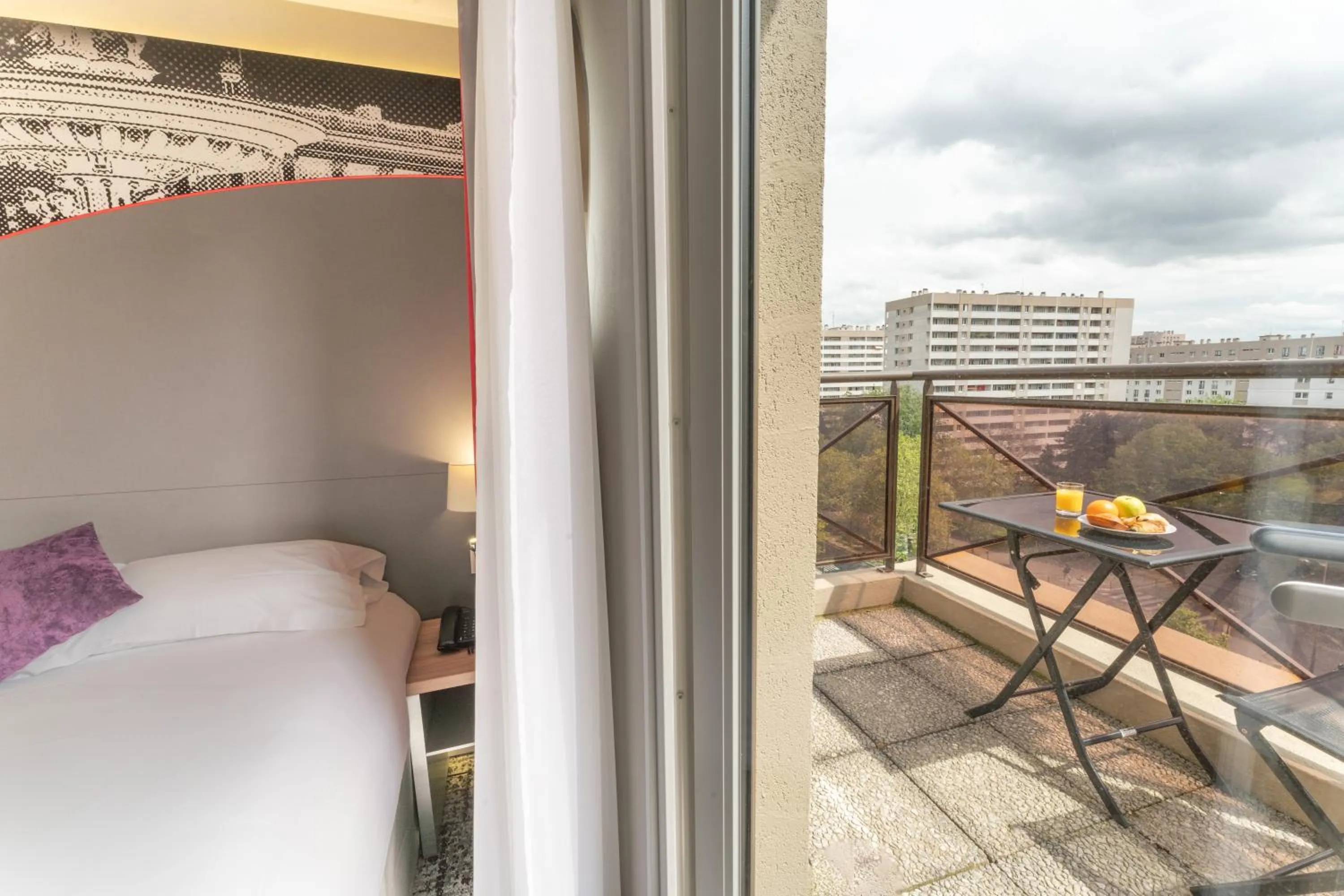 Balcony/Terrace, Bed in Hotel Inn Design Paris Place d'italie