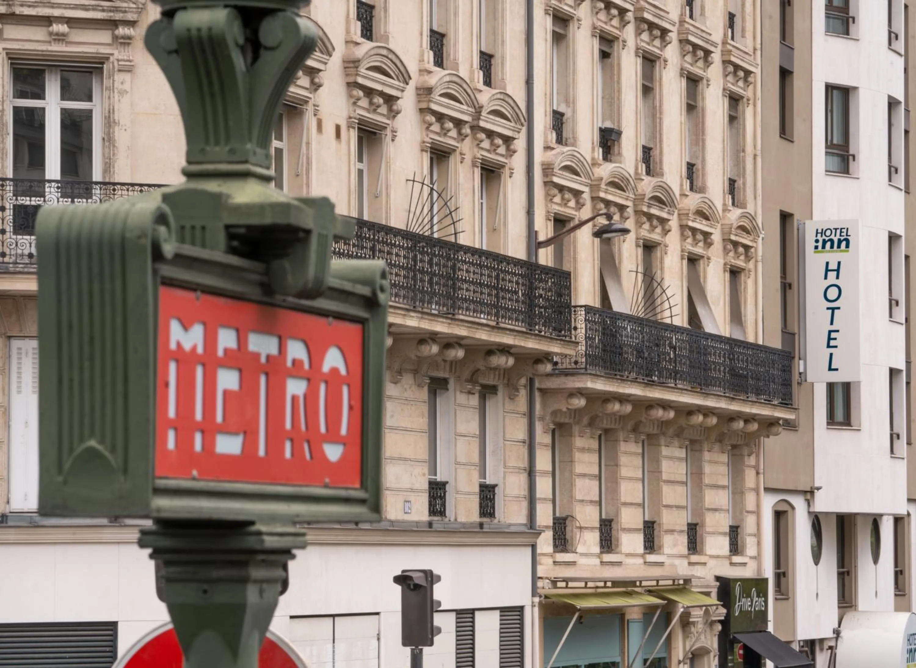 Property building in Hotel Inn Design Paris Place d'italie