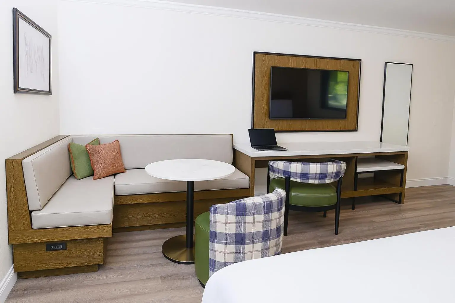 Seating area, Bed in The Woodrose- NEWLY RENOVATED Seating area, Bed in The Woodrose- NEWLY RENOVATED