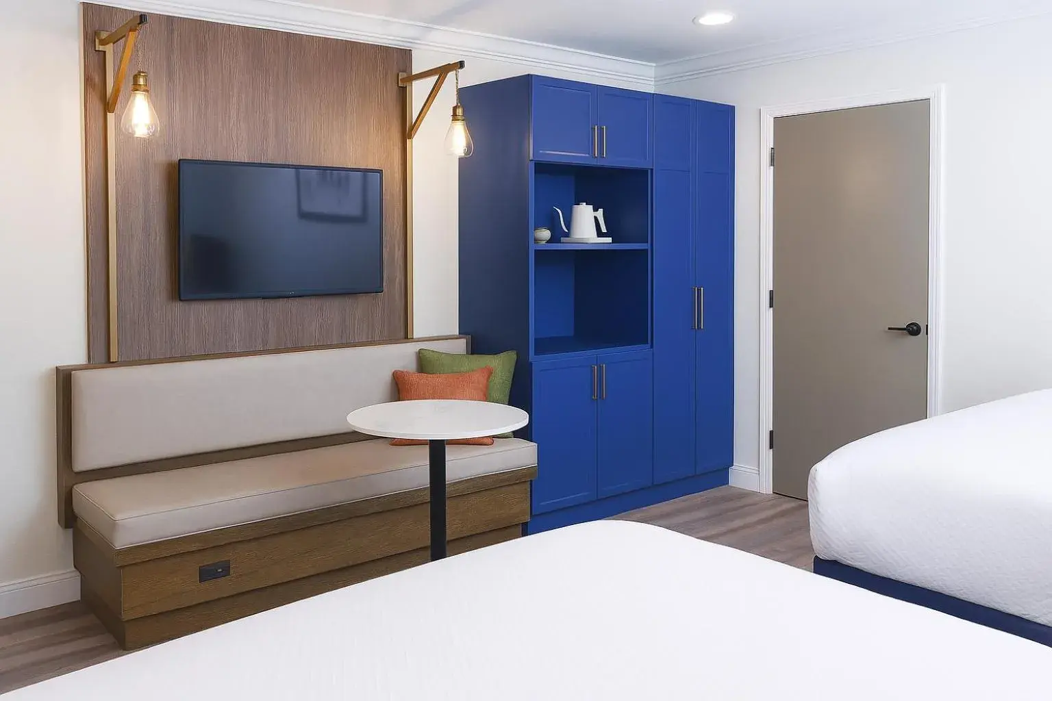 TV and multimedia, Bed in The Woodrose- NEWLY RENOVATED TV and multimedia, Bed in The Woodrose- NEWLY RENOVATED