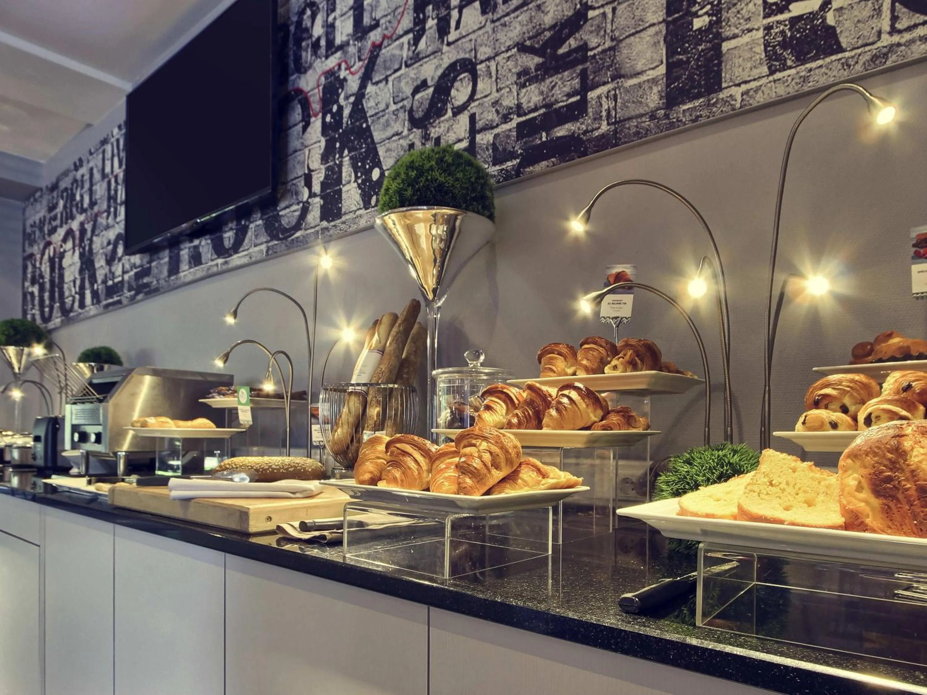 Restaurant/places to eat in Mercure Paris Velizy