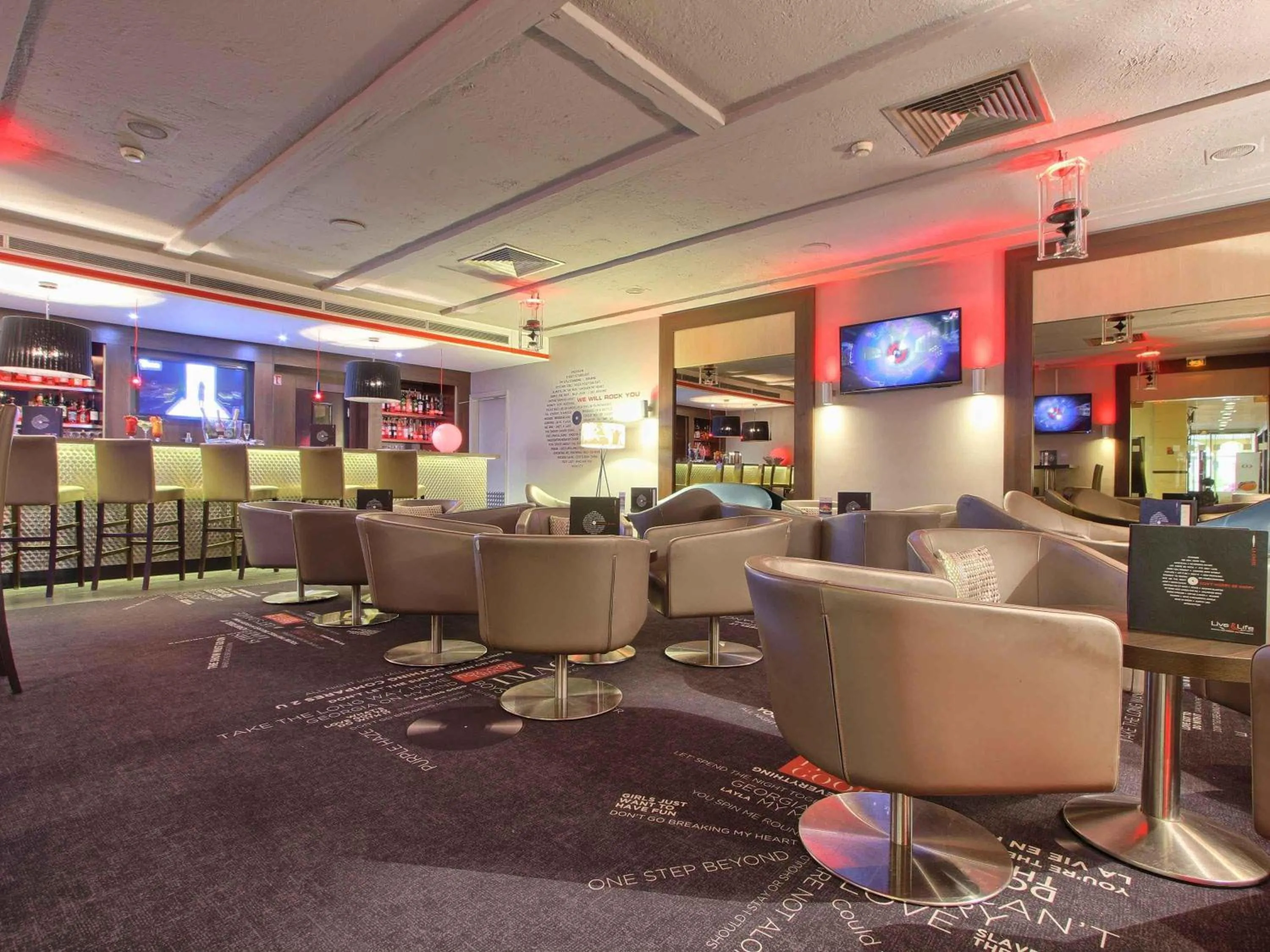 Lounge or bar in Mercure Paris Velizy
