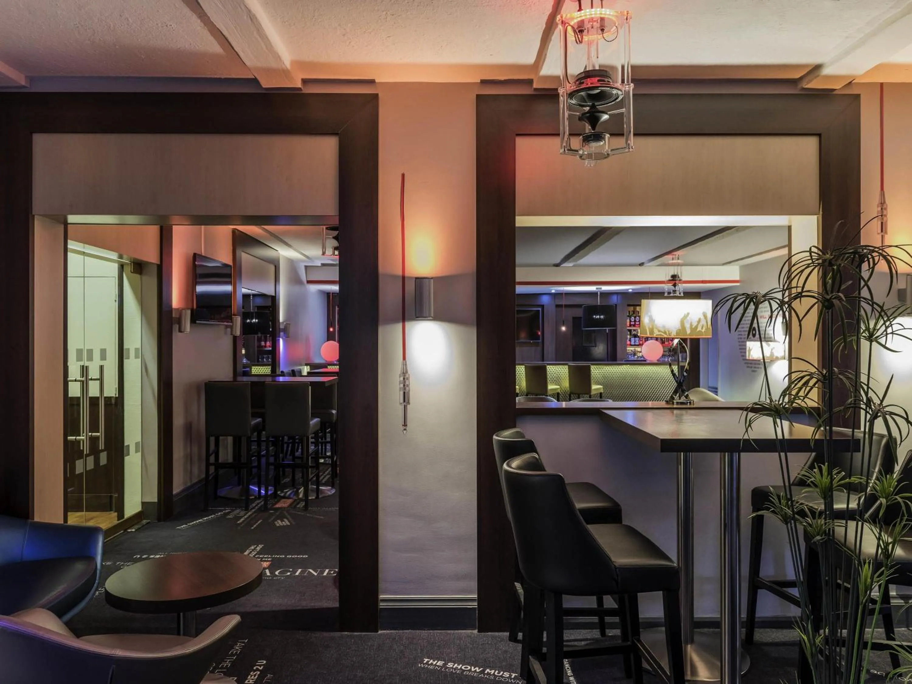 Lounge or bar in Mercure Paris Velizy